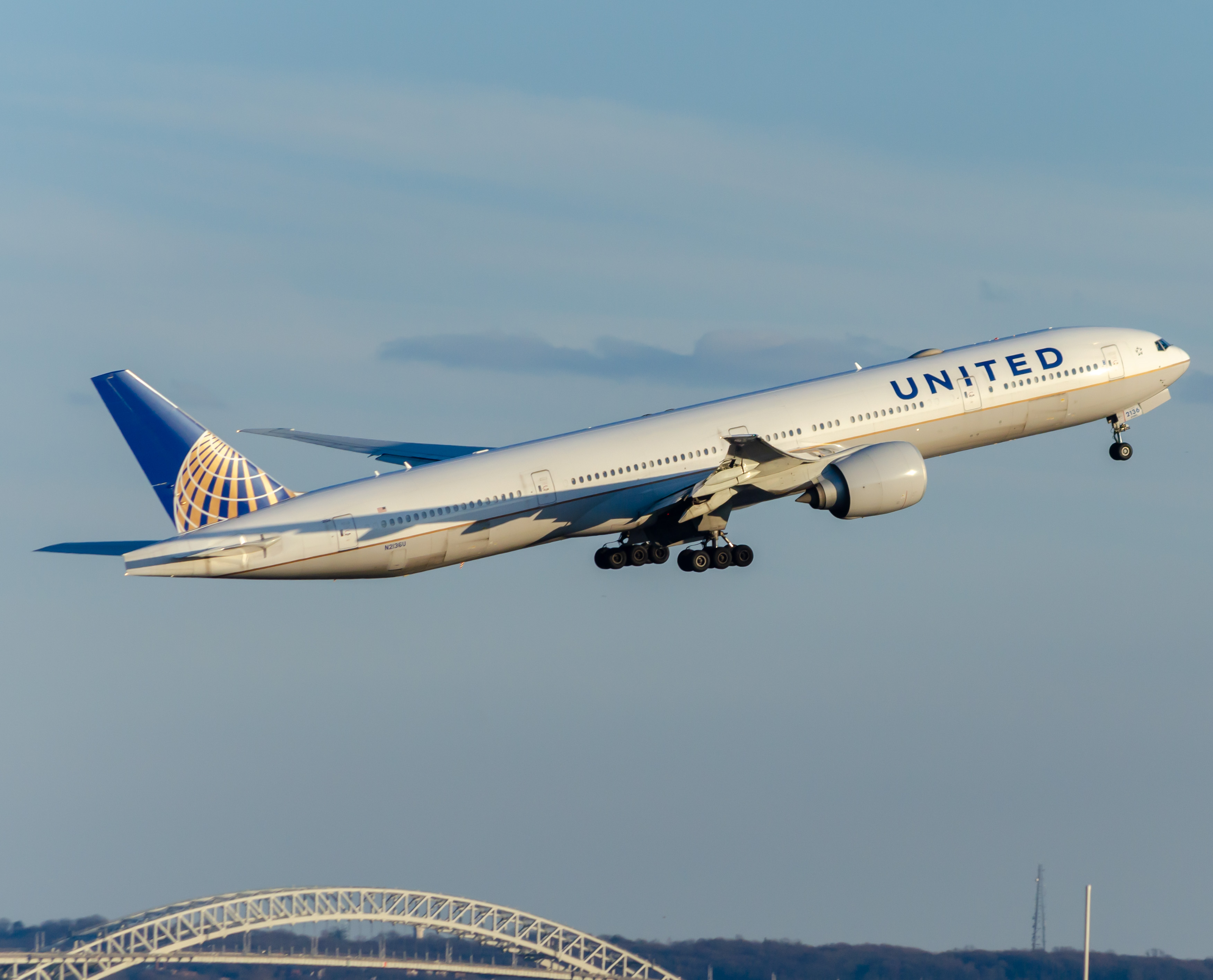 Full size: United Airlines Boeing 777-300ER N2136U at Newark Liberty International Airport