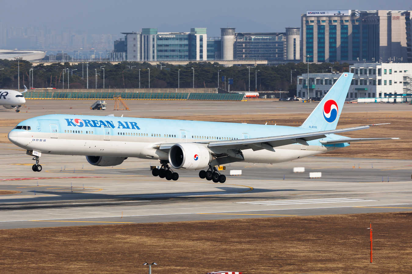 Full size: Korean Air Boeing 777-300ER HL8006 at Seoul-Incheon International Airport