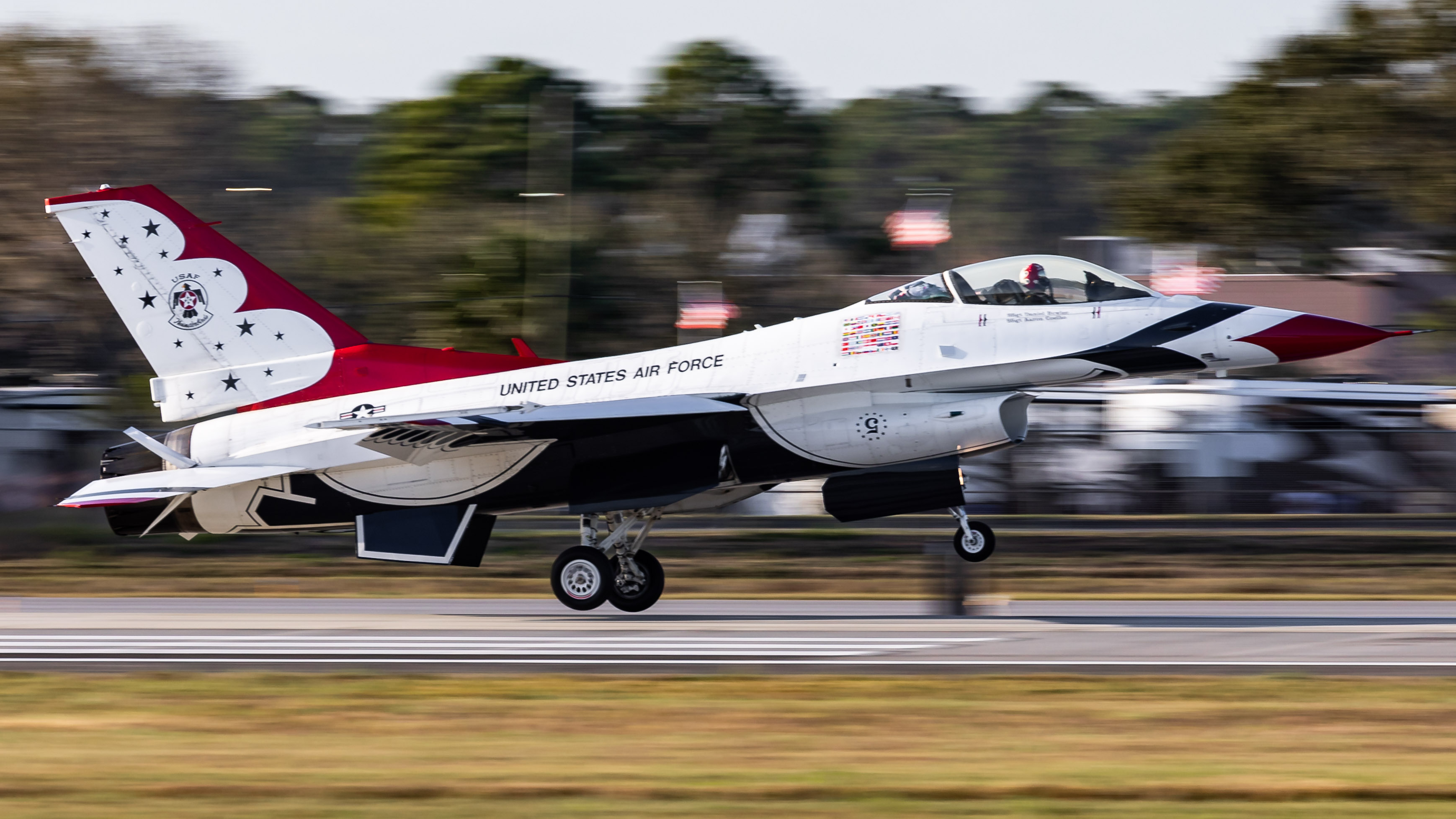 Full size: USAF - United States Air Force General Dynamics F-16 Fighting Falcon THUNDERBIRD 5 at Daytona Beach International Airport
