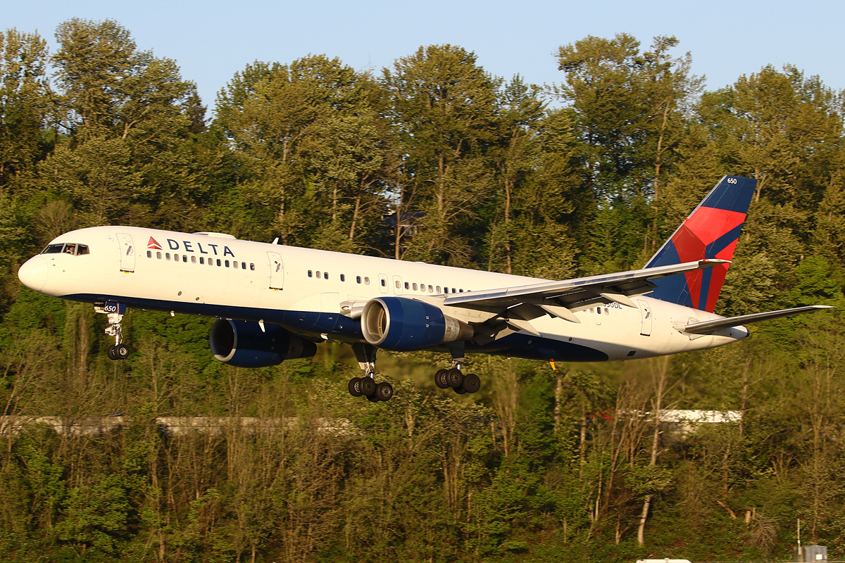 Full size: Delta Airlines Boeing 757-200 N650DL at Boeing Field/King County International Airport
