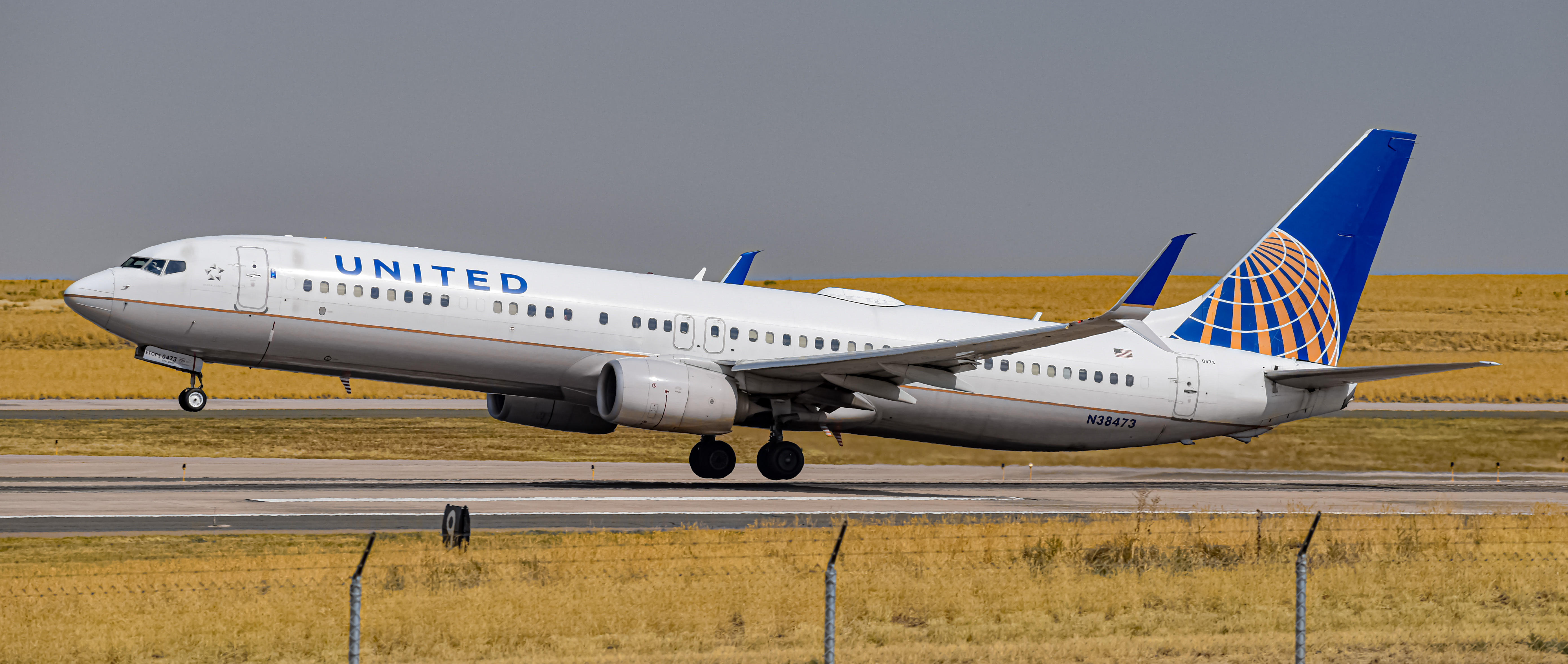 Full size: United Airlines Boeing 737-900ER N38473 at Denver International Airport