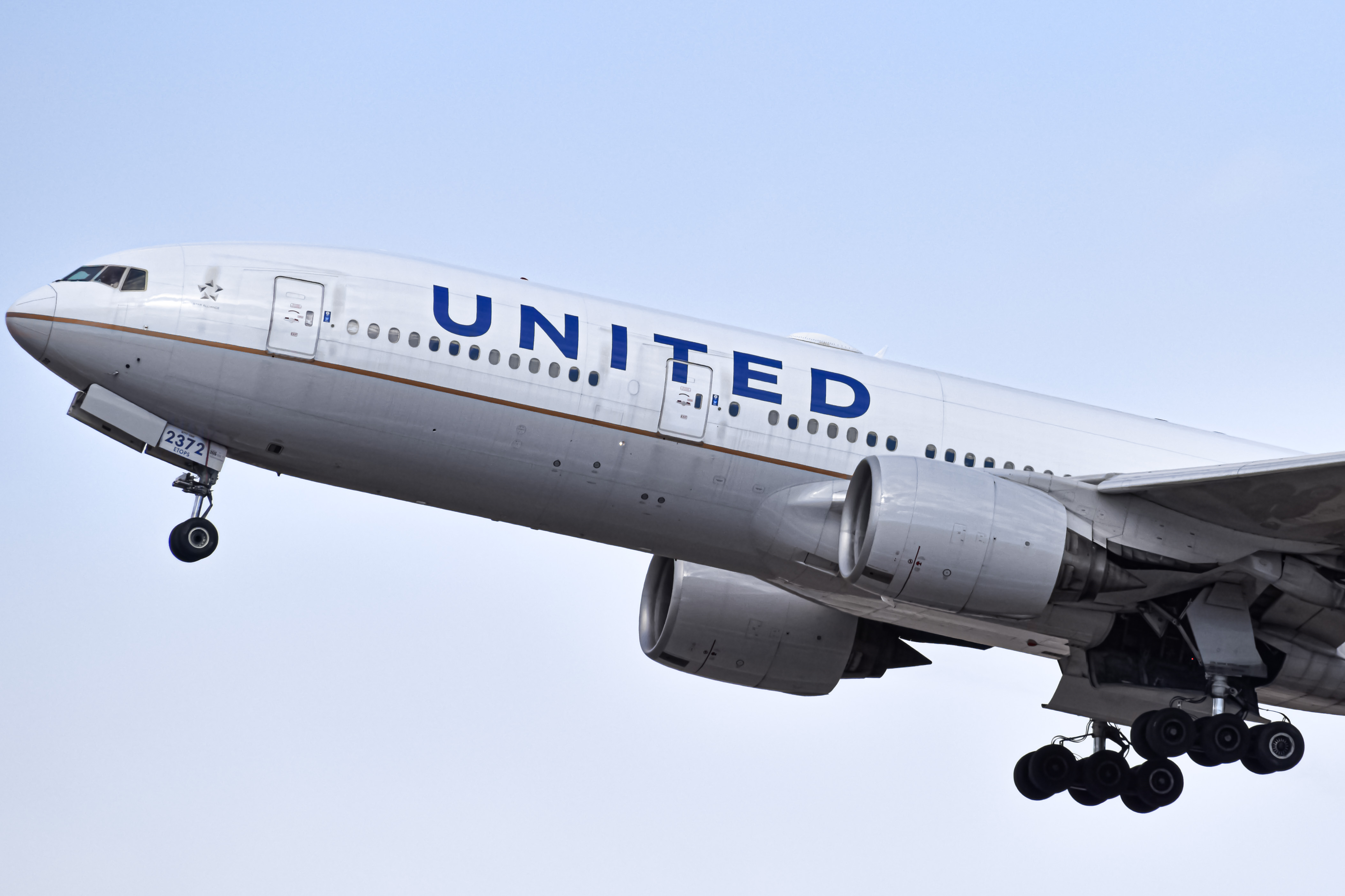 Full size: United Airlines Boeing 777-200 N772UA at Denver International Airport
