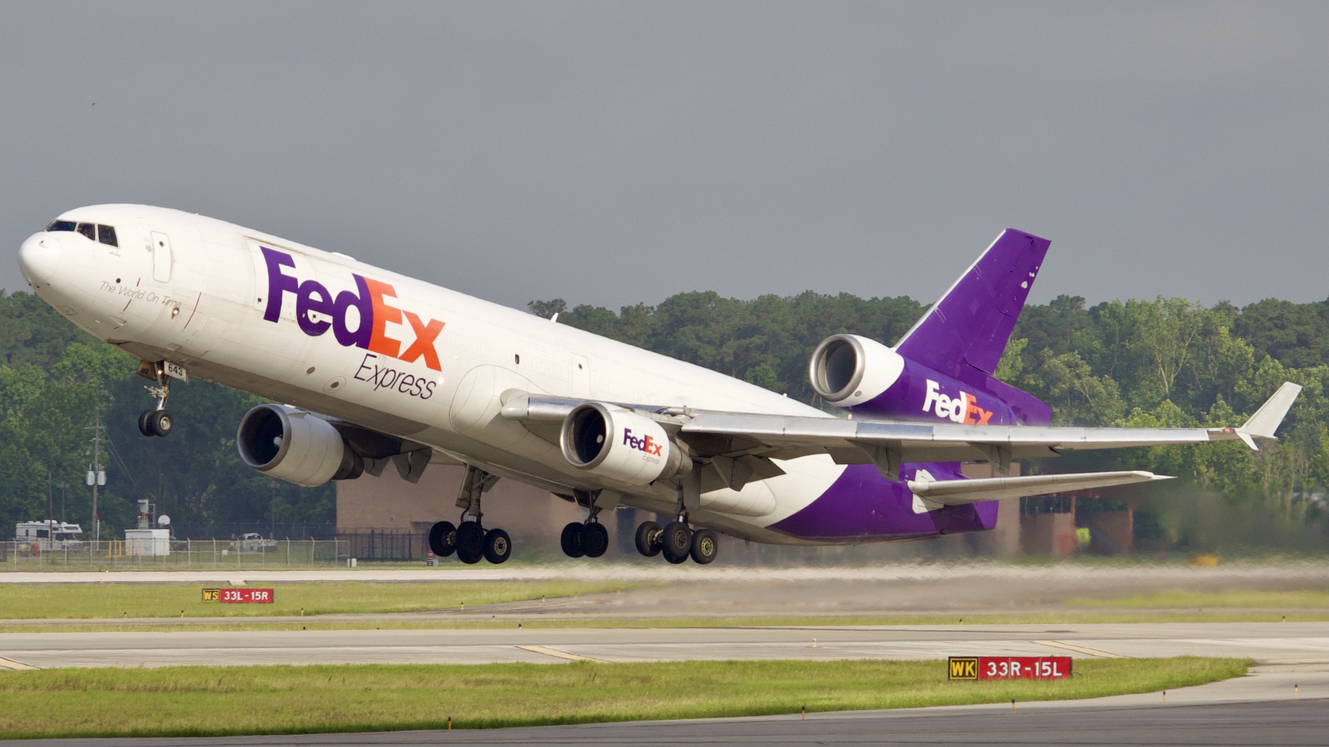 Full size: FedEx McDonnell Douglas MD-11F N643FE at Houston-George Bush Intercontinental Airport