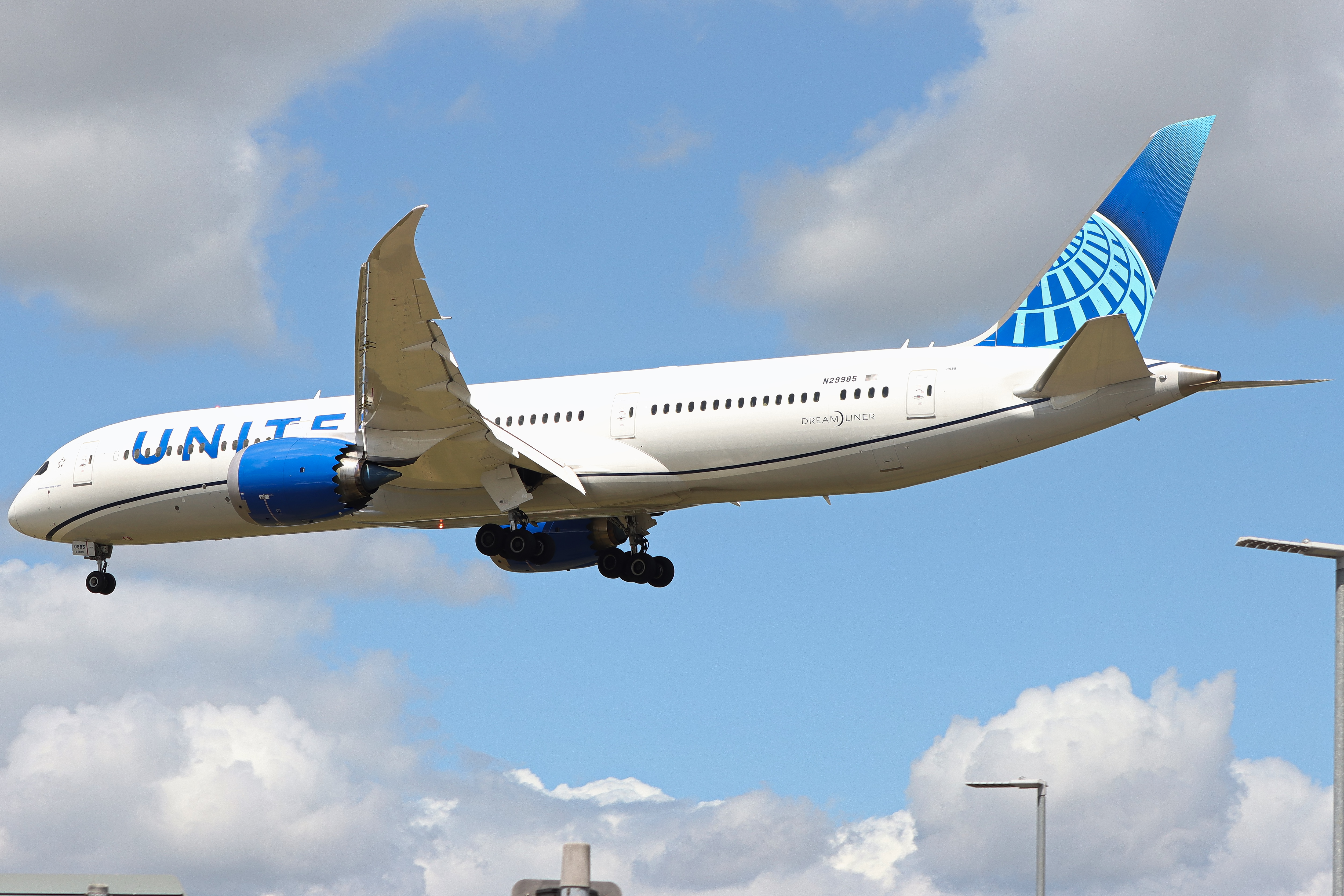 Full size: United Airlines Boeing 787-9 N29985 at London Heathrow International Airport