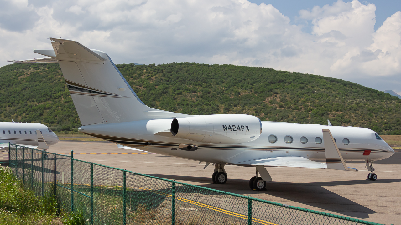 Full size: PRIVATE Gulfstream G450 N424PX at Aspen-Pitkin County Airport/Sardy Field