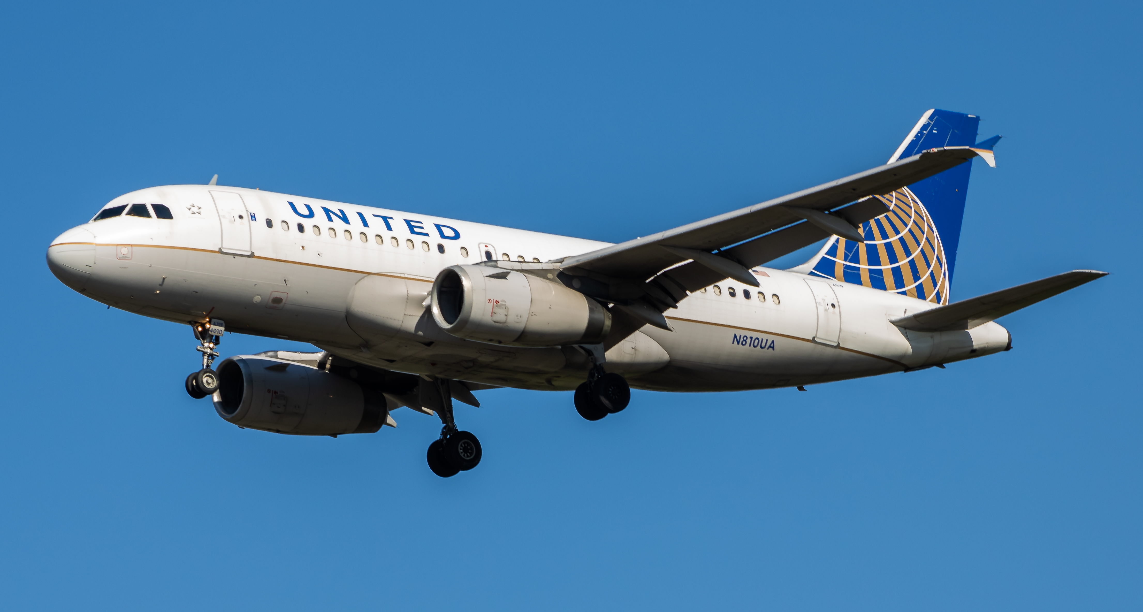 Full size: United Airlines Airbus A319 N810UA at Washington Dulles International Airport