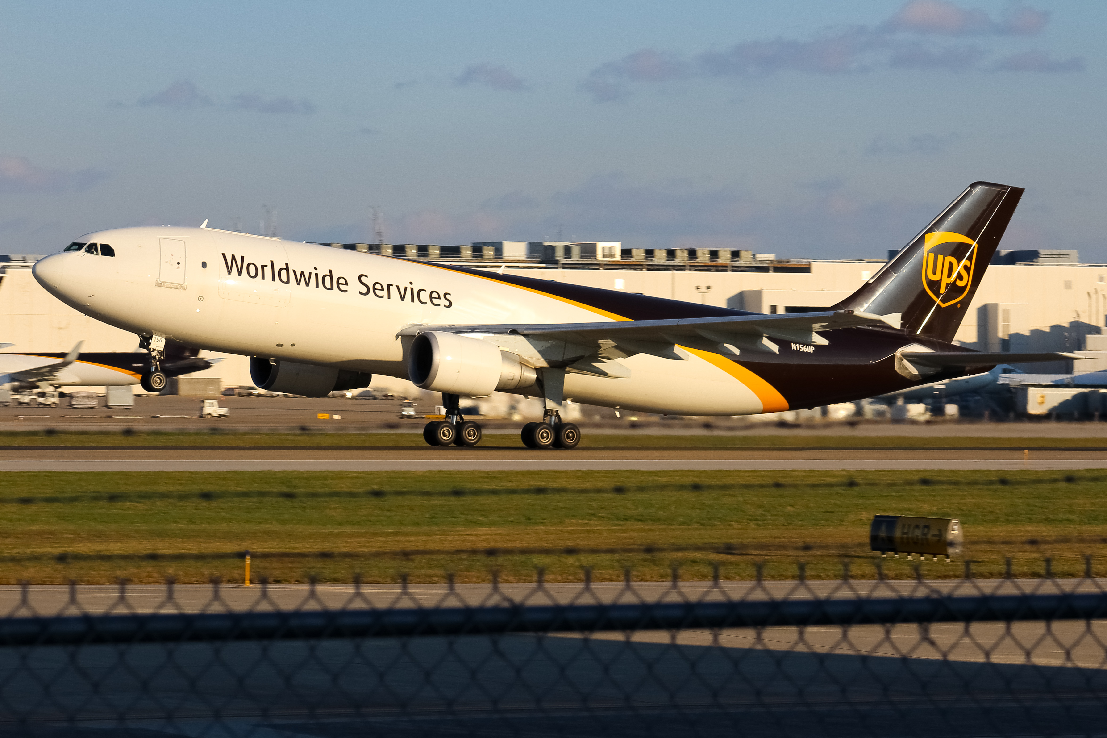 Full size: United Parcel Service Airbus A300F-600 N156UP at Louisville Muhammad Ali International Airport