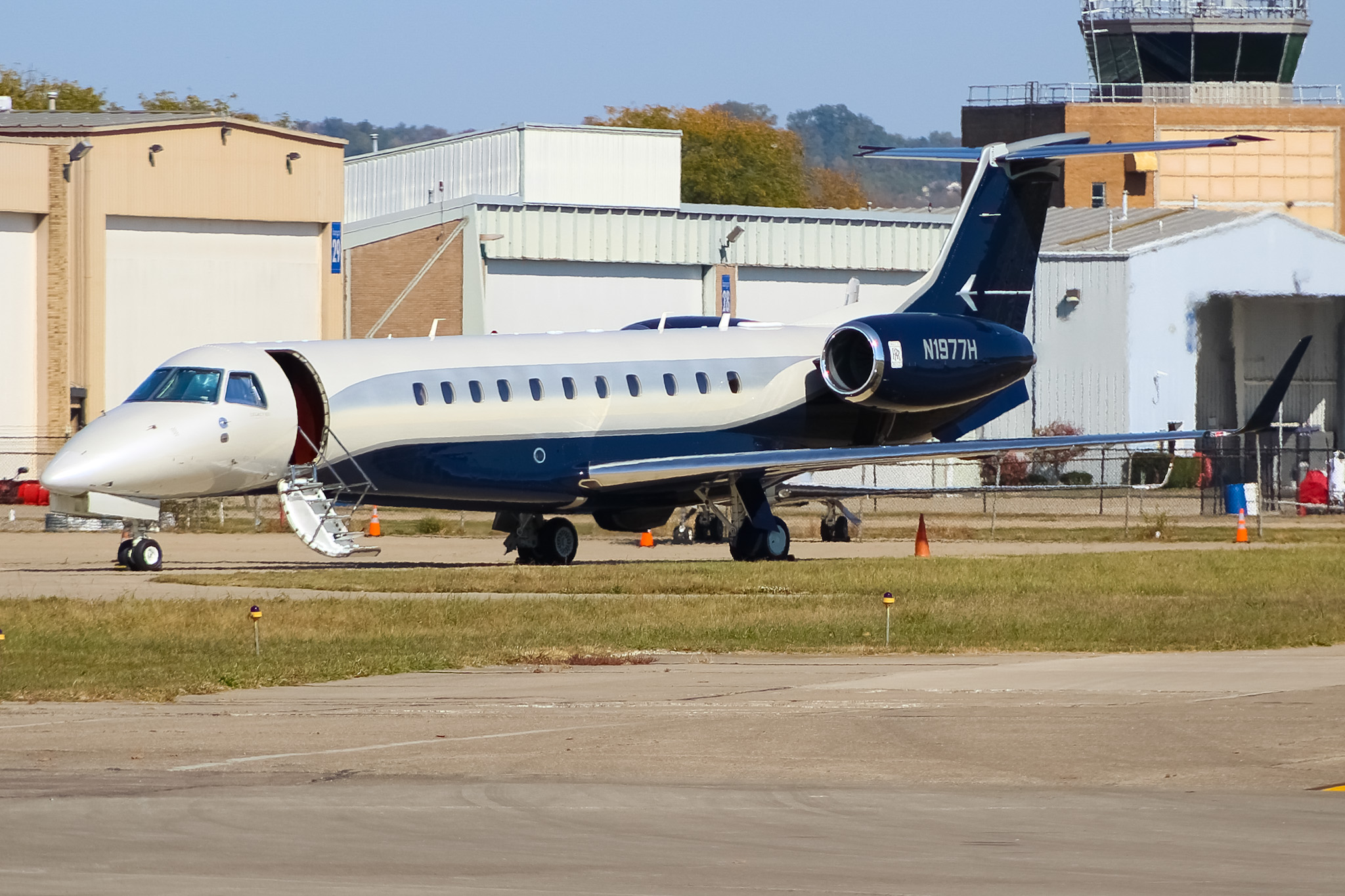 Full size: PRIVATE  Embraer EMB-135BJ N1977H at Cincinnati Municipal Airport/Lunken Field