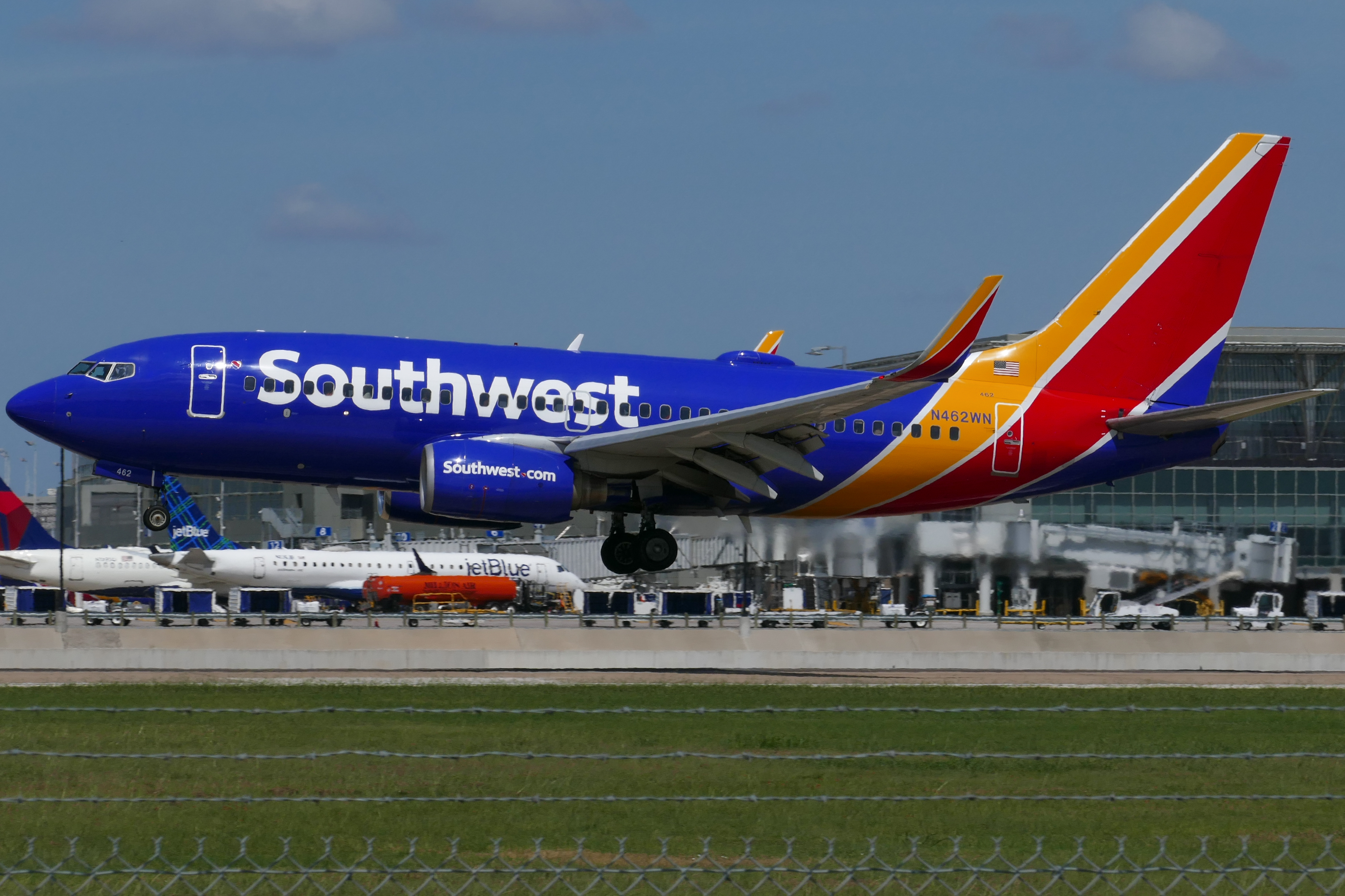 Full size: Southwest Airlines Boeing 737-700 N462WN at Austin-Bergstrom International Airport