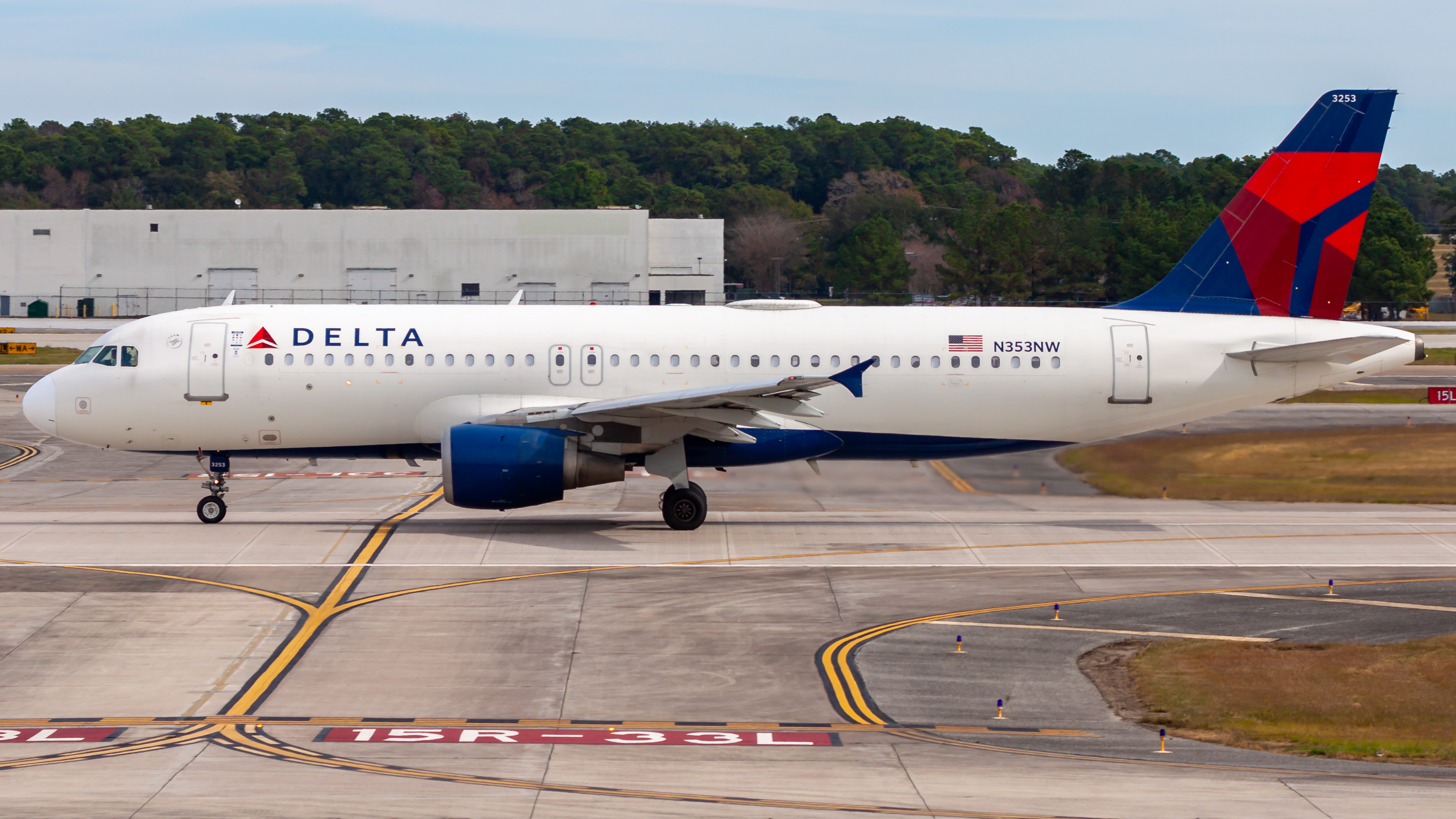 Full size: Delta Airlines Airbus A320 N353NW at Houston-George Bush Intercontinental Airport