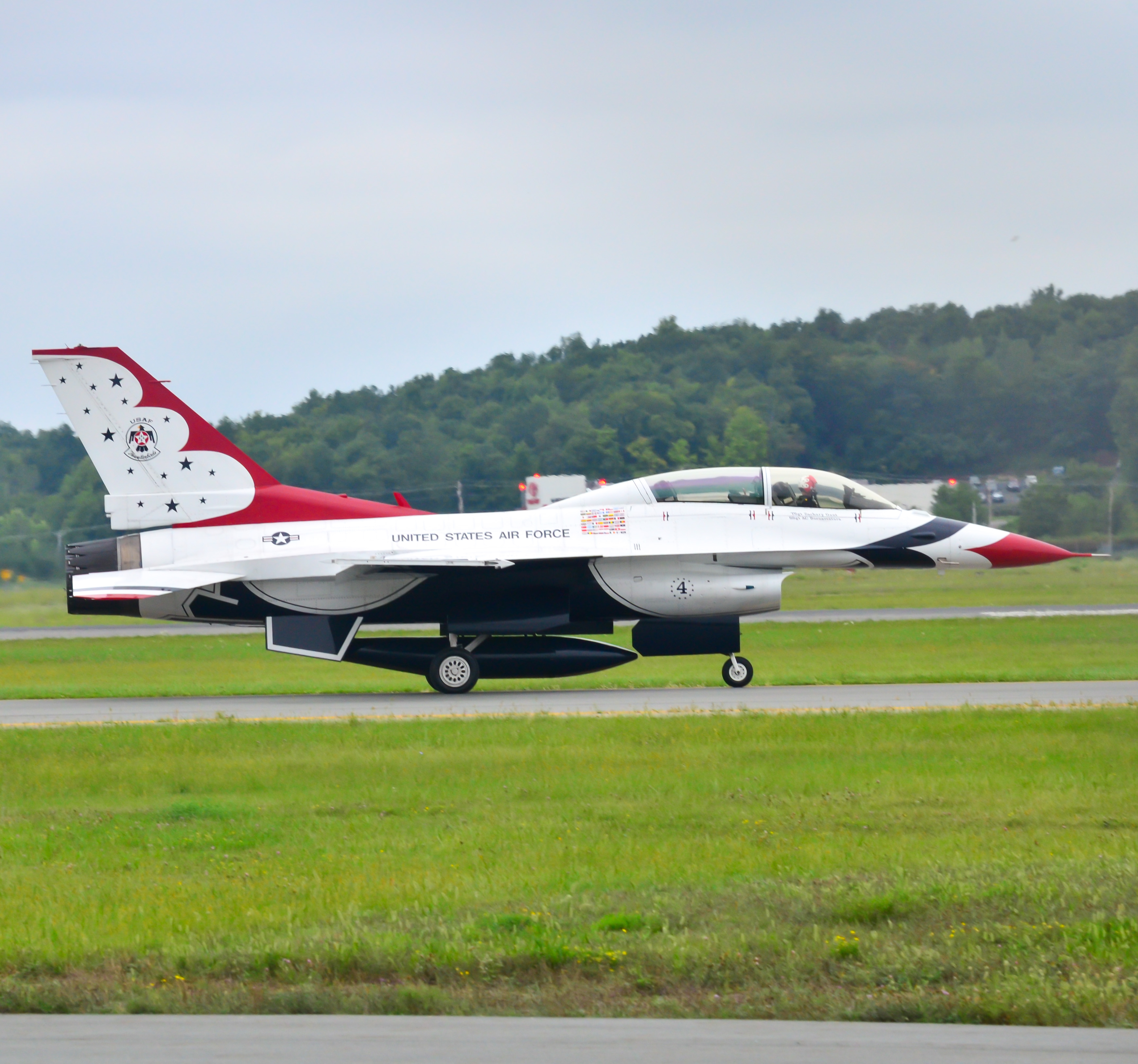 Full size: USAF - United States Air Force General Dynamics F-16 Fighting Falcon 92-3880 at New York Stewart International Airport