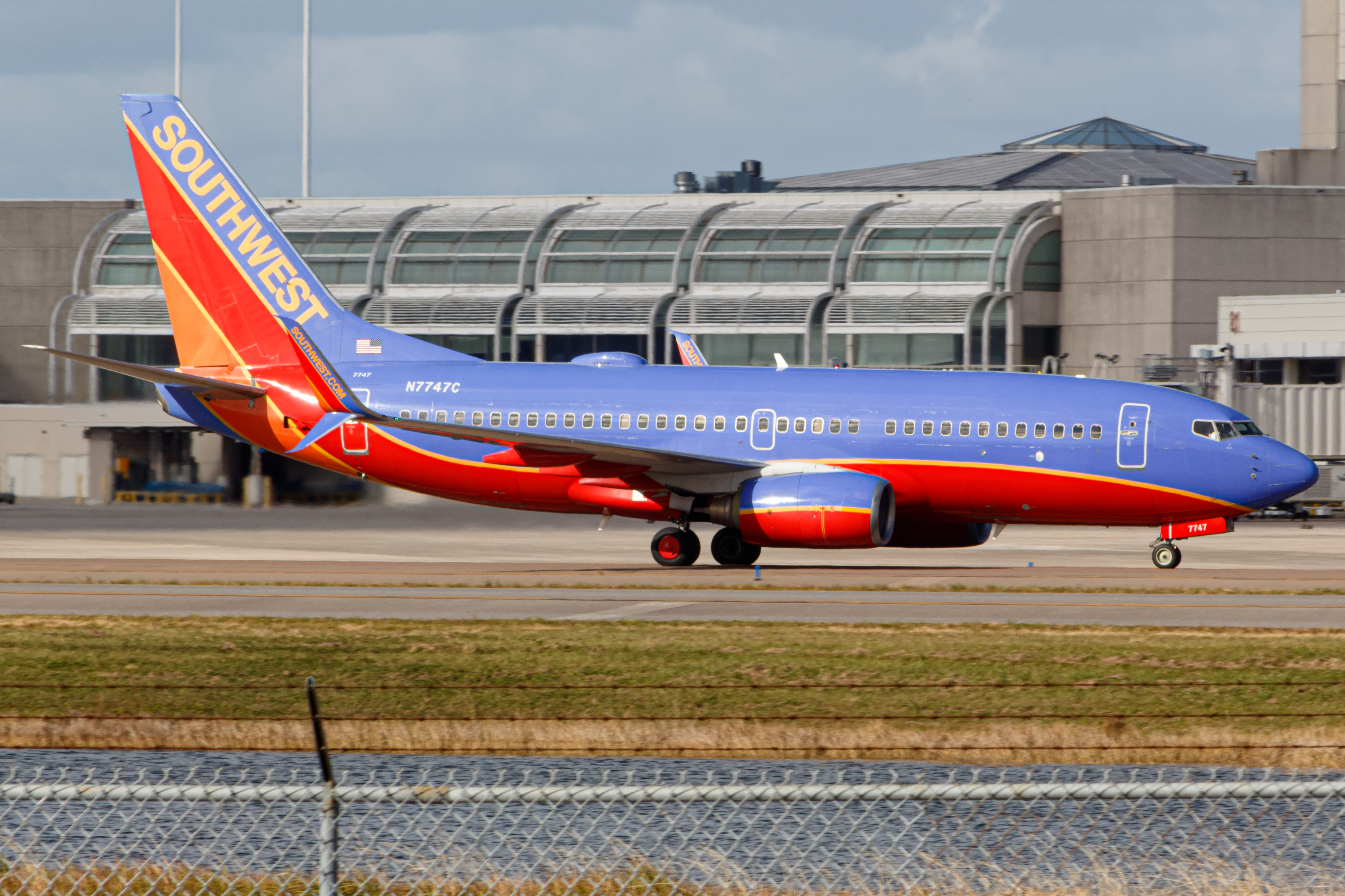 Full size: Southwest Airlines Boeing 737-700 N7747C at Orlando International Airport