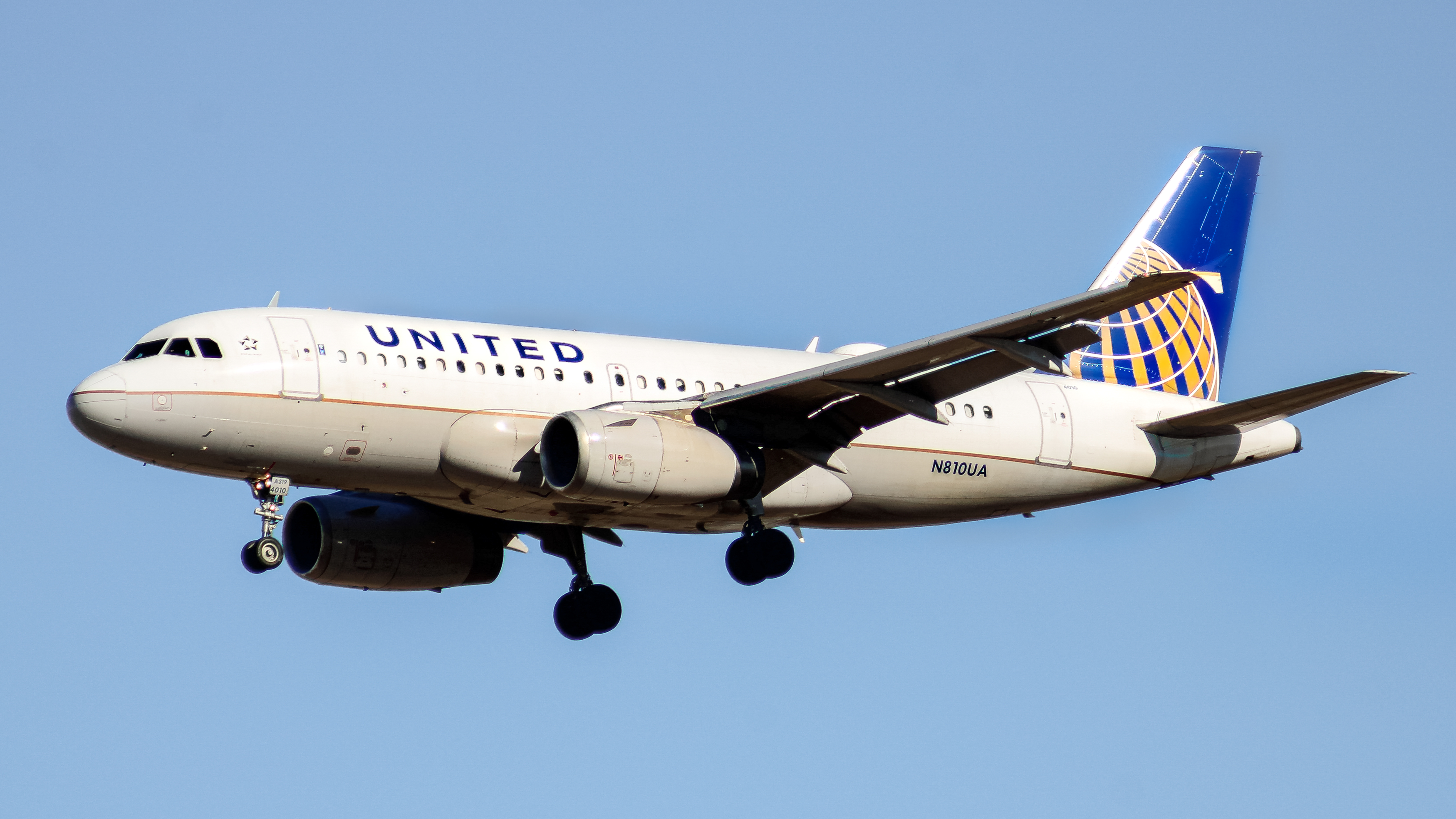 Full size: United Airlines Airbus A319 N810UA at Boise Air Terminal/Gowen Field
