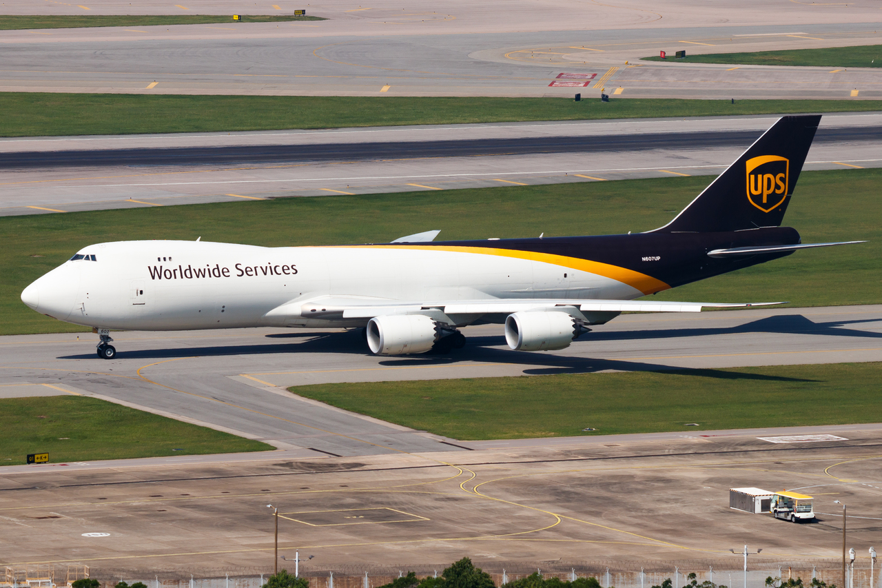 Full size: United Parcel Service Boeing 747-8F N607UP at Hong Kong International Airport