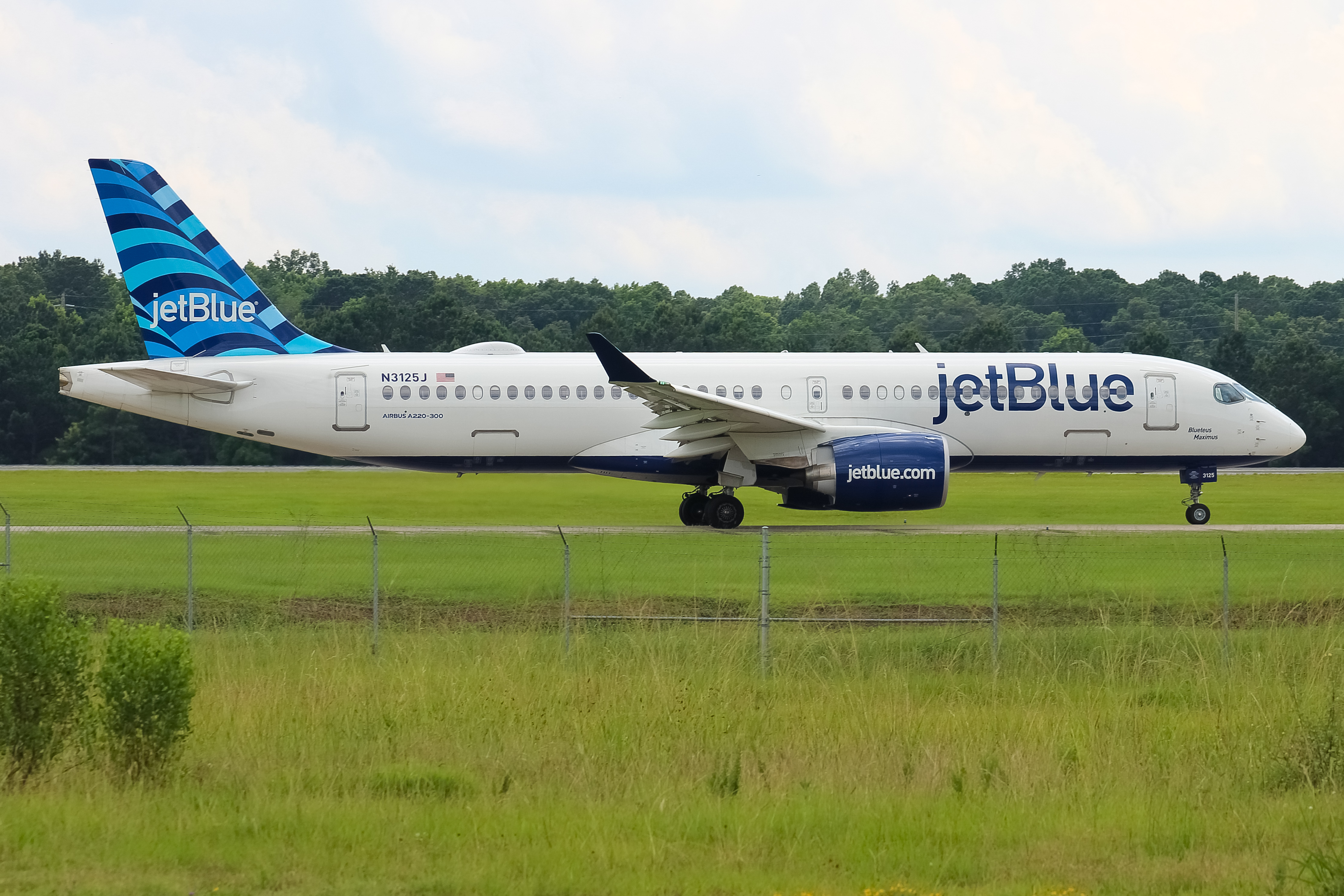 Full size: JetBlue Airways Airbus A220-300 N3125J at Savannah/Hilton Head International Airport