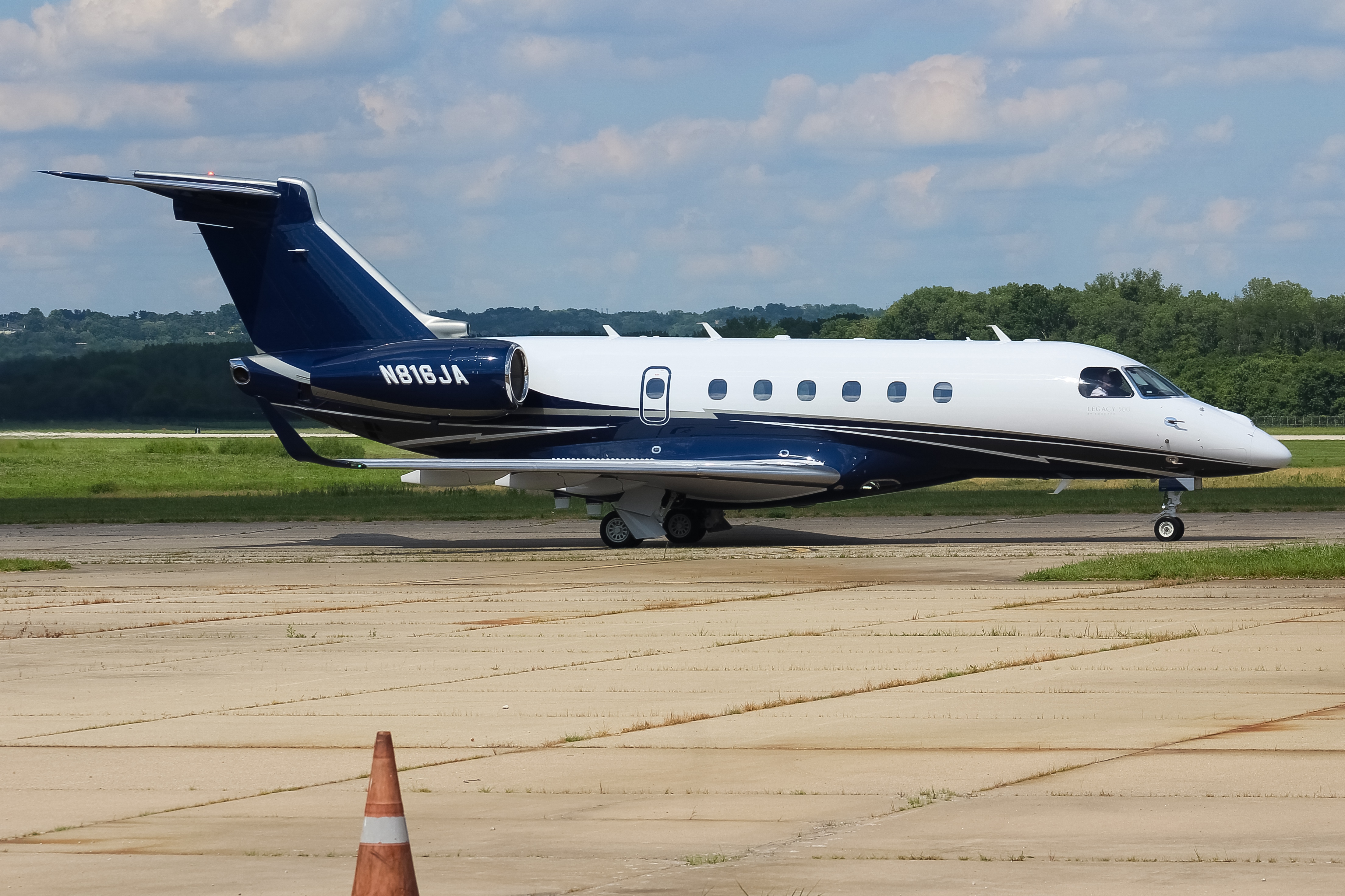 Full size: PRIVATE  Embraer Legacy 500 N816JA at Cincinnati Municipal Airport/Lunken Field