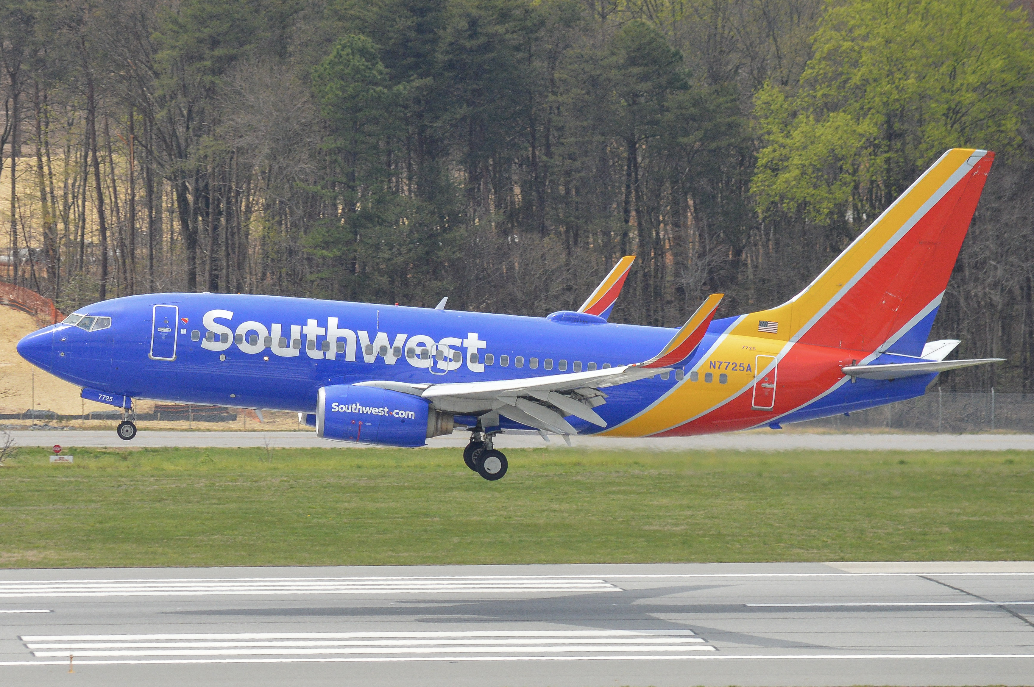Full size: Southwest Airlines Boeing 737-700 N7725A at Baltimore/Washington International Thurgood Marshall Airport