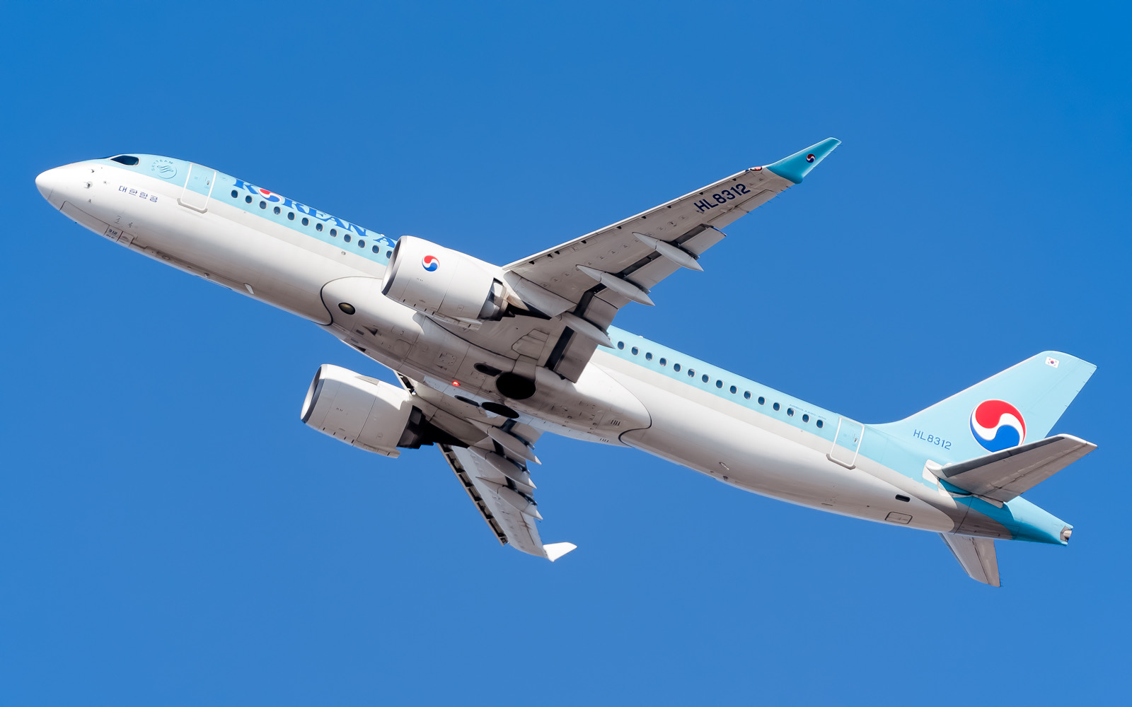 Full size: Korean Air Airbus A220-300 HL8312 at Gimhae International Airport