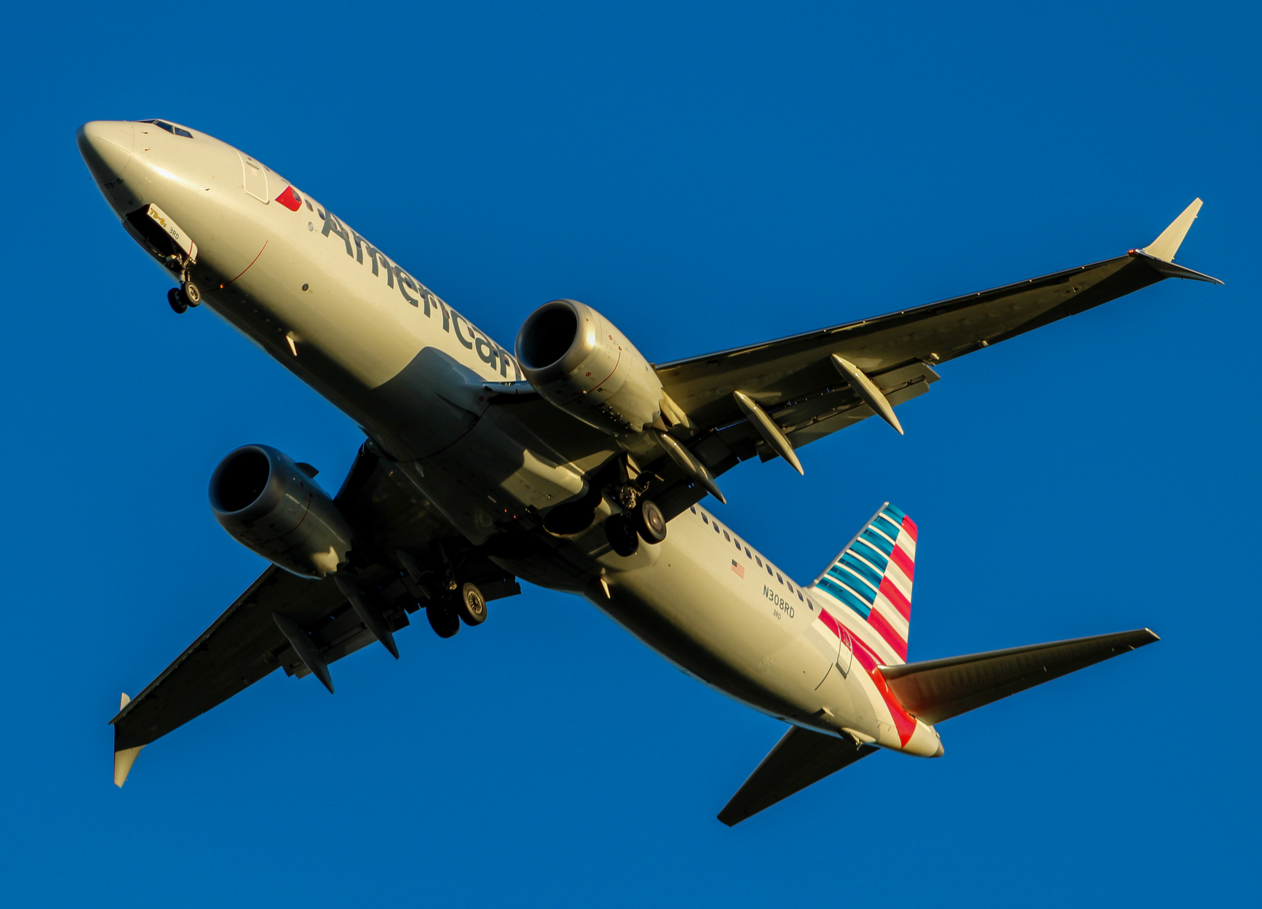 Full size: American Airlines Boeing 737 MAX 8 N308RD at Cincinnati/Northern Kentucky International Airport
