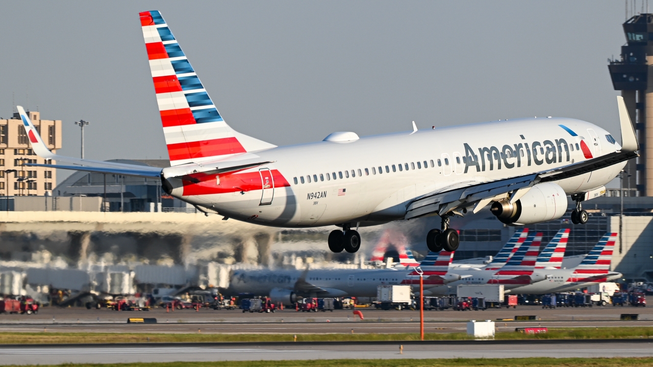 Full size: American Airlines Boeing 737-800 N942AN at Dallas-Fort Worth International Airport