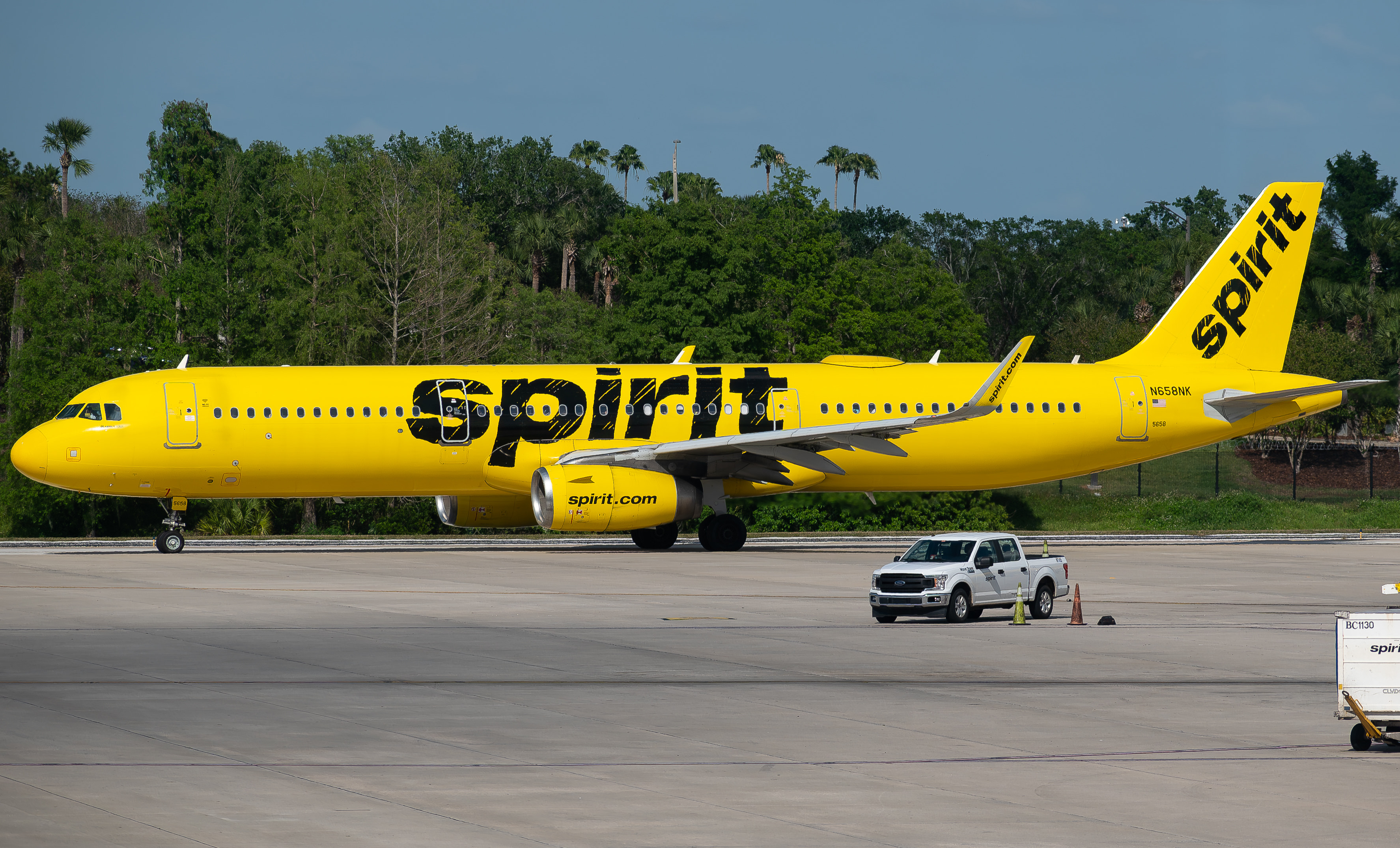 Full size: Spirit Airlines Airbus A321-200 N658NK at Orlando International Airport