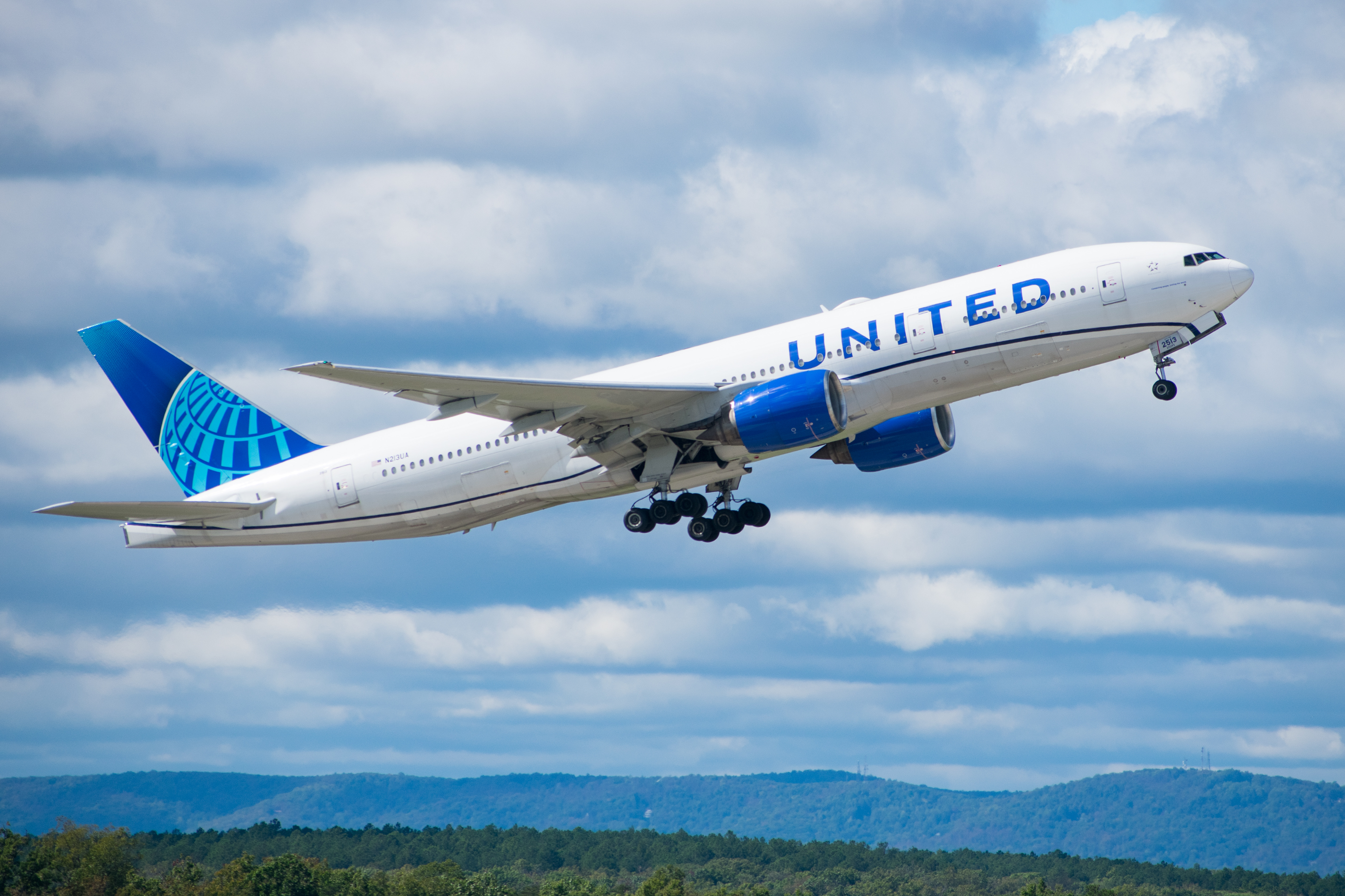 Full size: United Airlines Boeing 777-200 N213UA at Washington Dulles International Airport