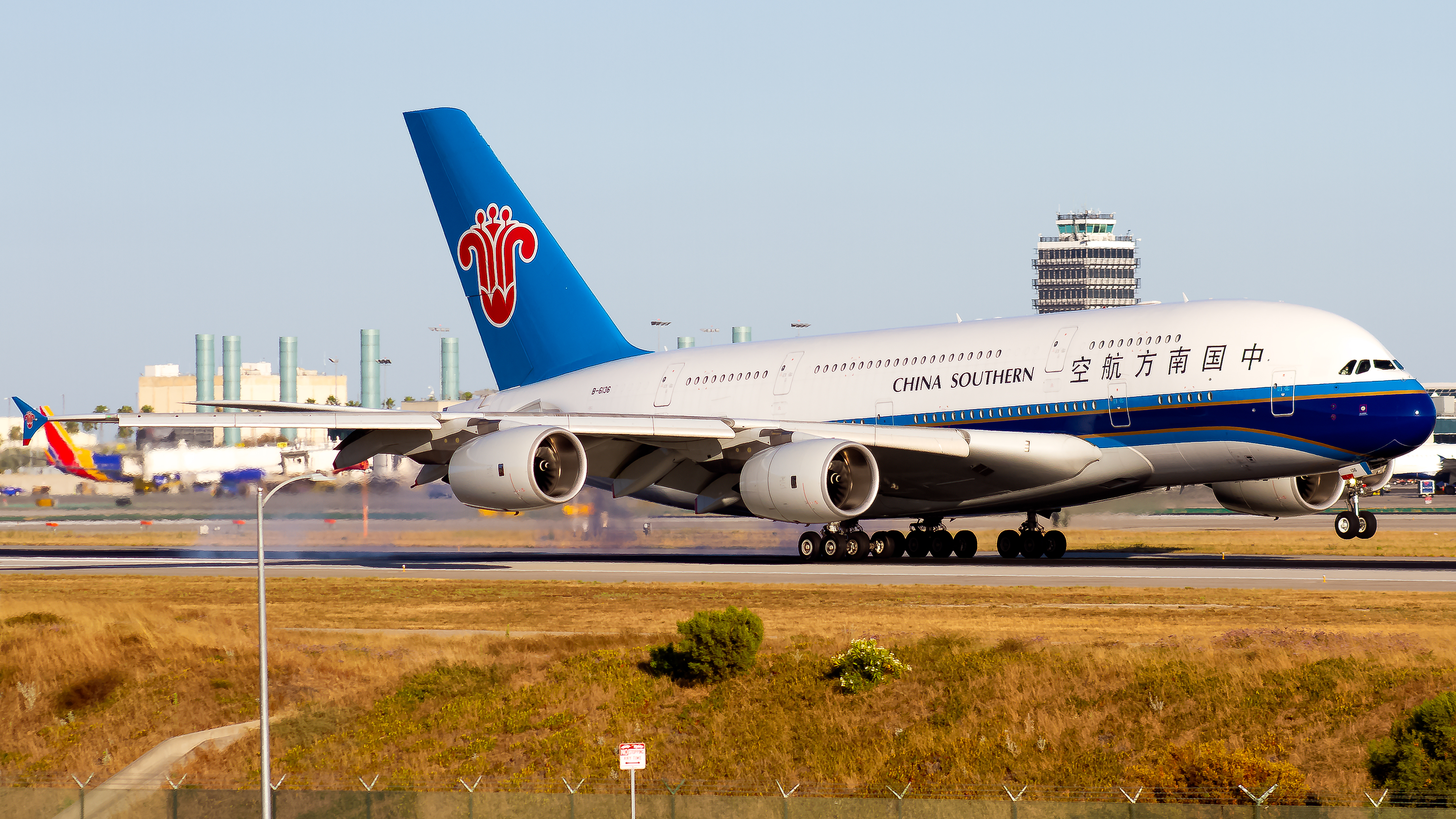 Full size: China Southern Airlines Airbus A380-800 B-6136 at Los Angeles International Airport
