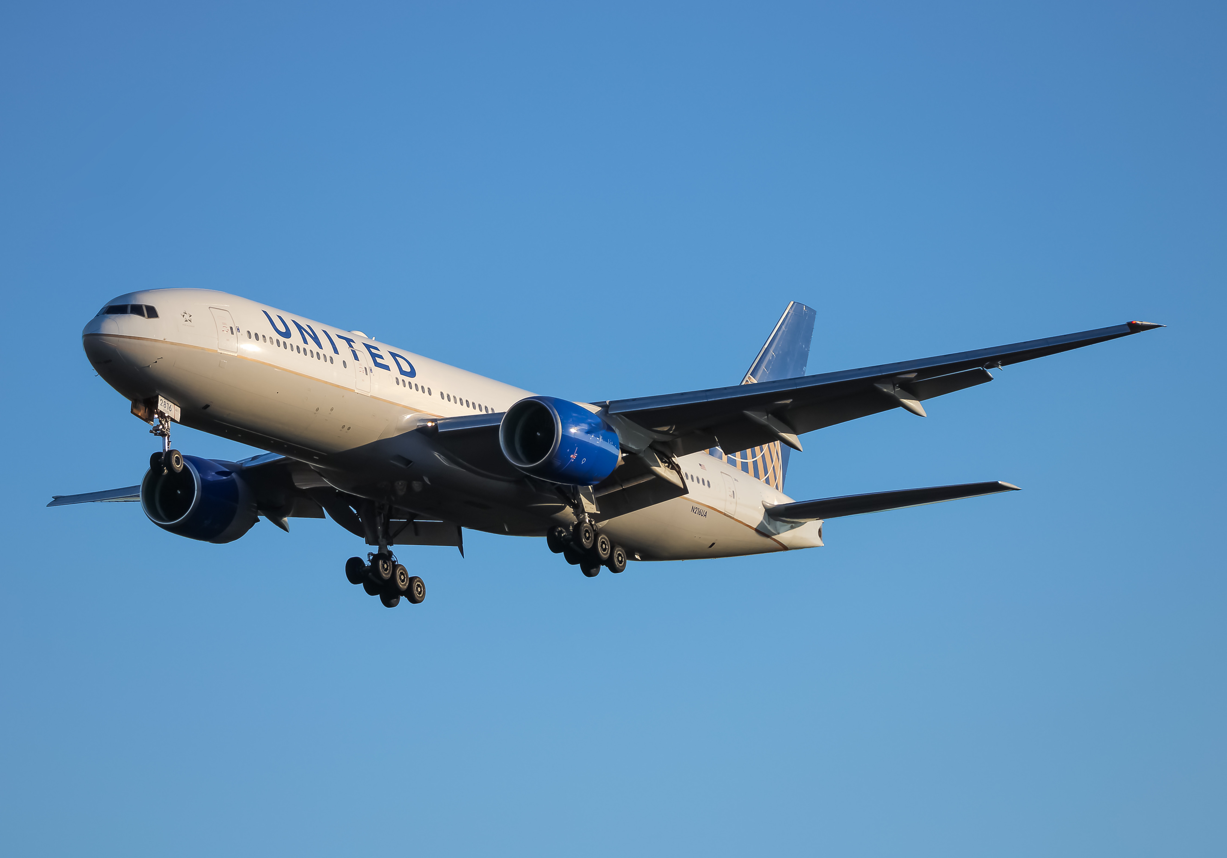 Full size: United Airlines Boeing 777-200ER N216UA at Washington Dulles International Airport