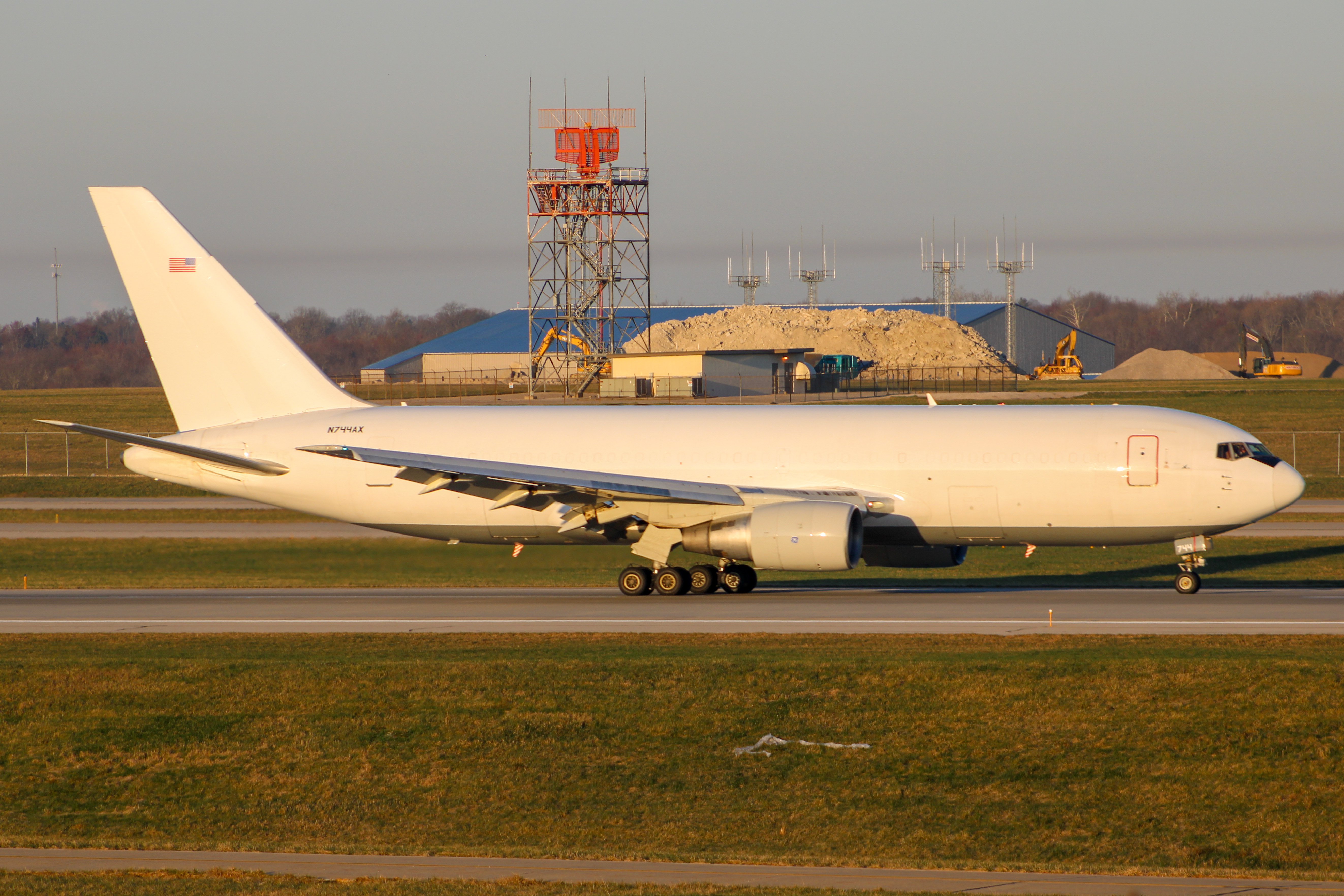 Full size: ABX Air Boeing 767-200(BDSF) N744AX at Cincinnati/Northern Kentucky International Airport