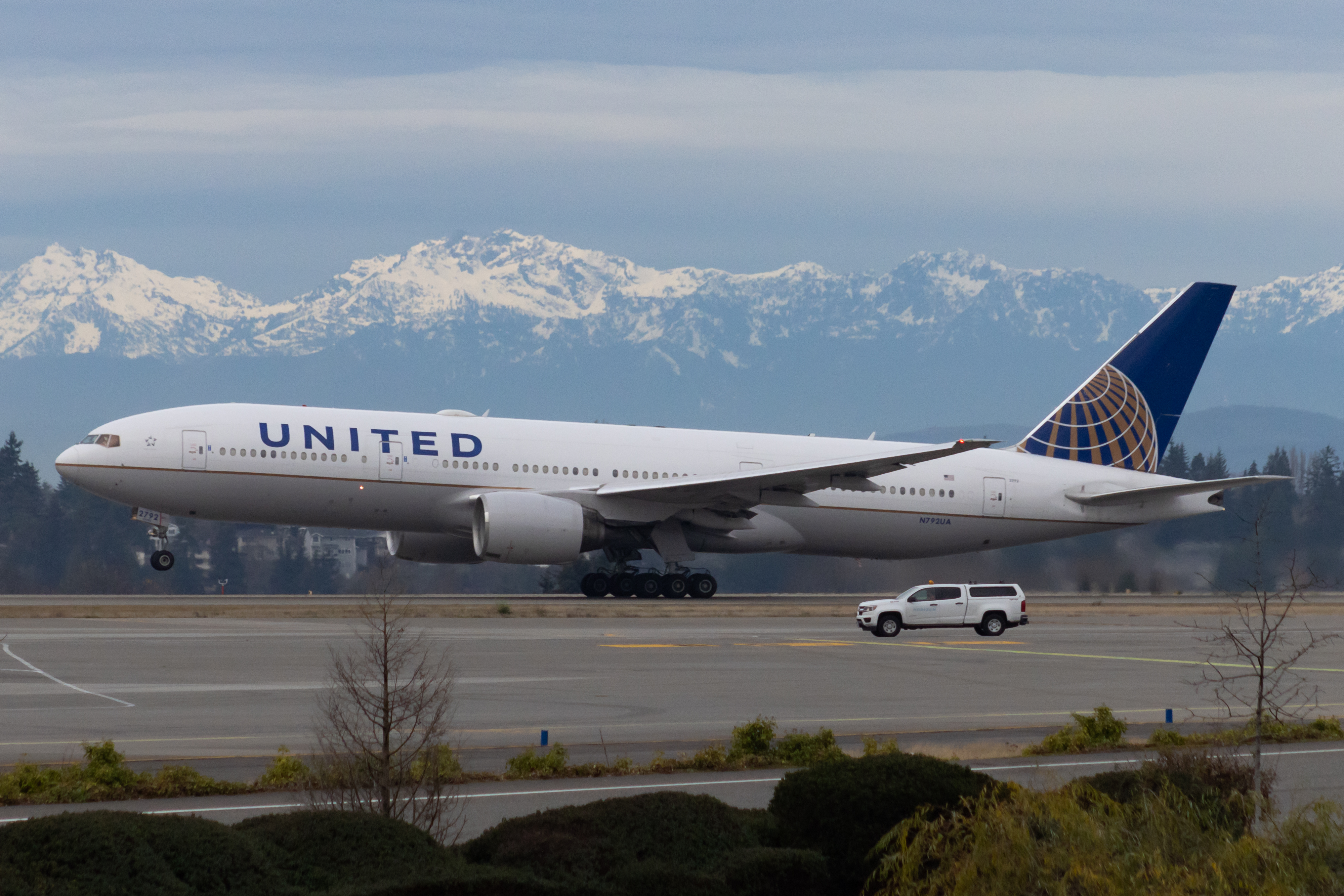 Full size: United Airlines Boeing 777-200 N792UA at Seattle-Tacoma International Airport