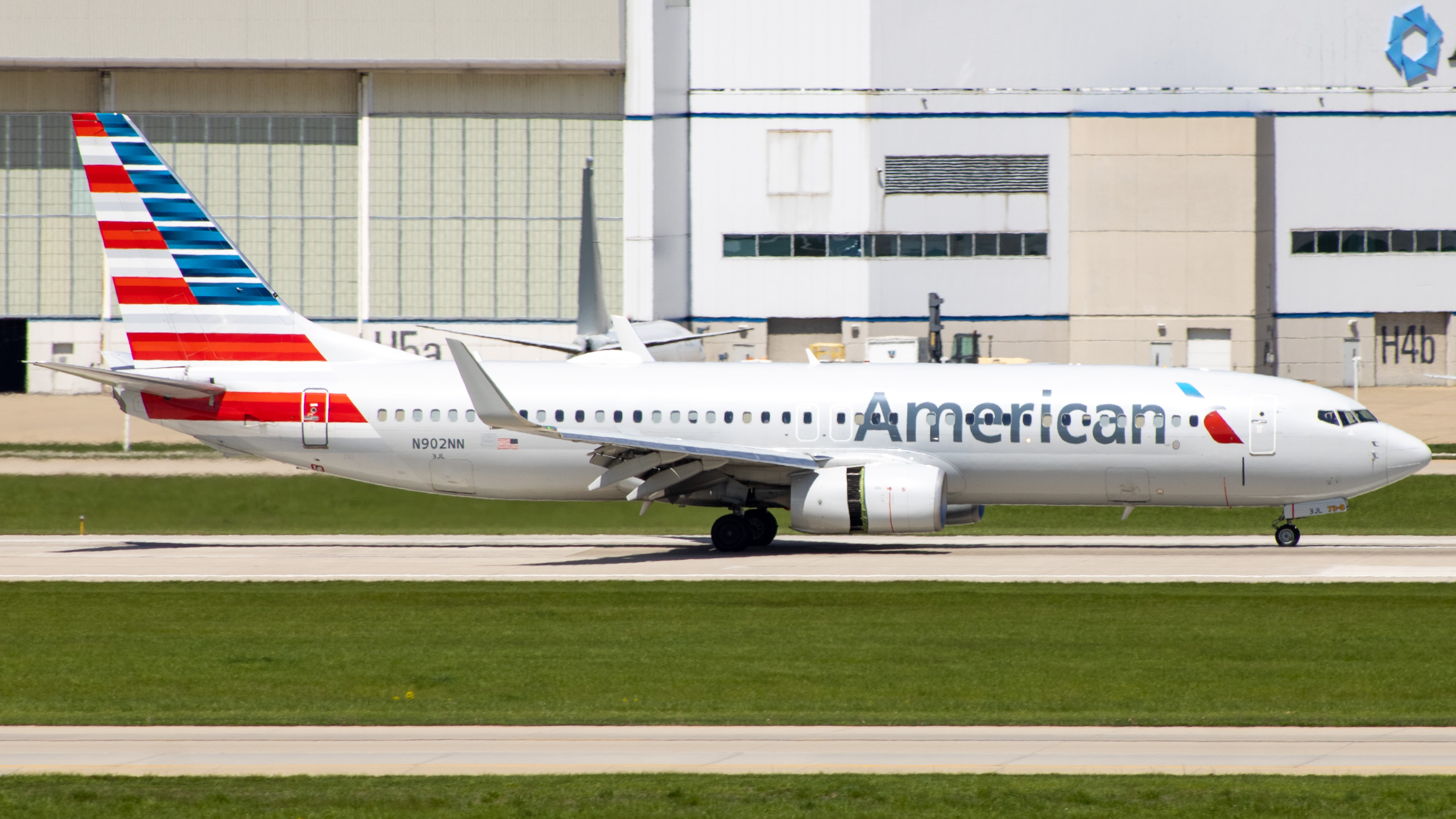 Full size: American Airlines Boeing 737-800 N902NN at Indianapolis International Airport