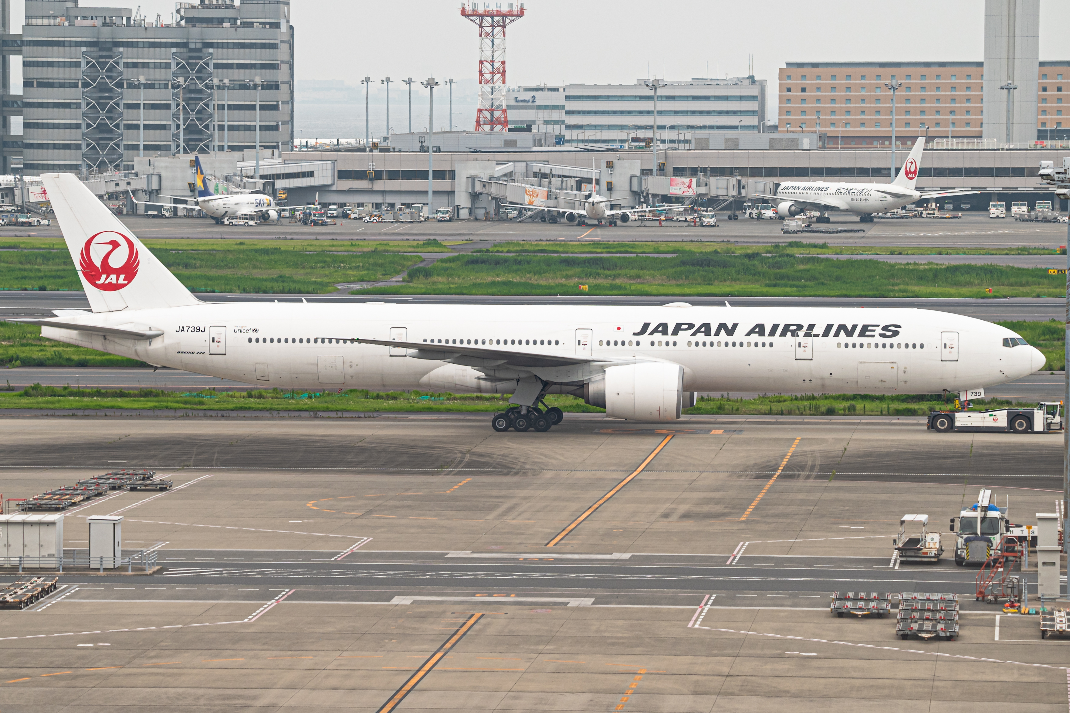 Full size: Japan Airlines Boeing 777-300ER JA739J at Tokyo-Haneda Airport