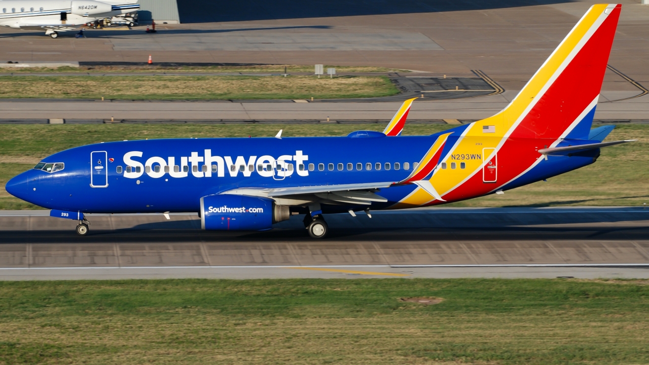 Full size: Southwest Airlines Boeing 737-700 N293WN at Dallas Love Field Airport