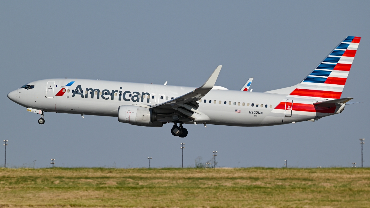 Full size: American Airlines Boeing 737-800 N922NN at Dallas-Fort Worth International Airport
