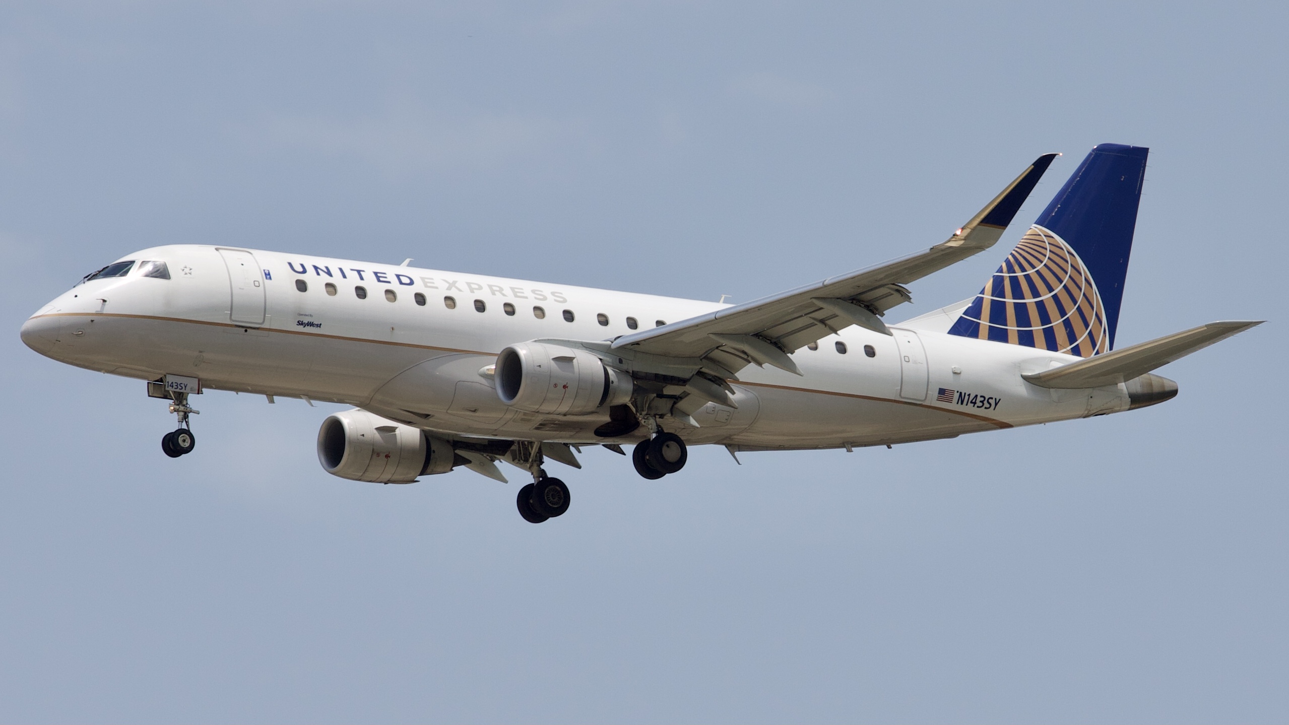 Full size: United Express Embraer E175 N143SY at Houston-George Bush Intercontinental Airport