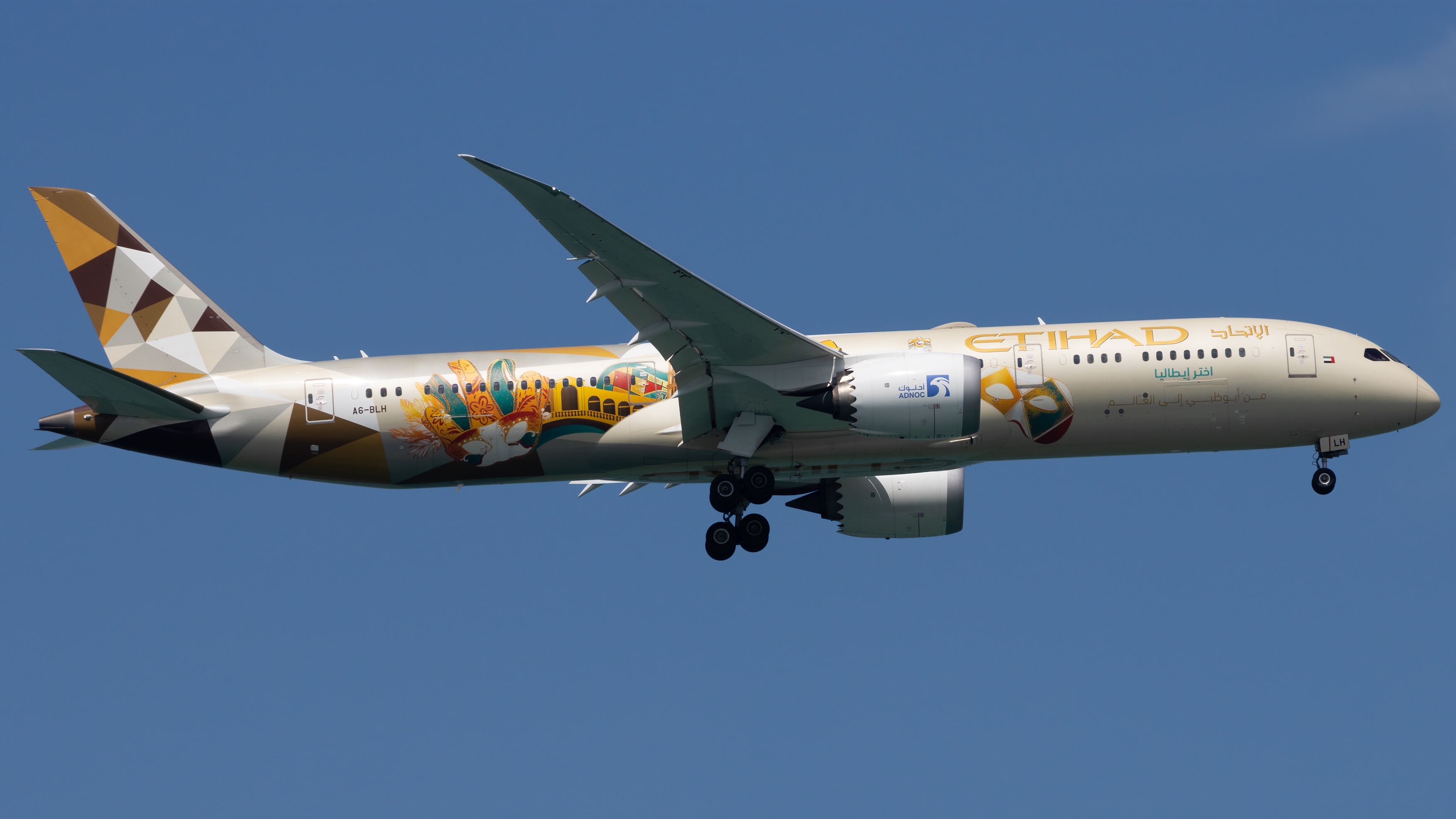 Full size: Etihad Airways Boeing 787-9 A6-BLH at Singapore-Changi Airport