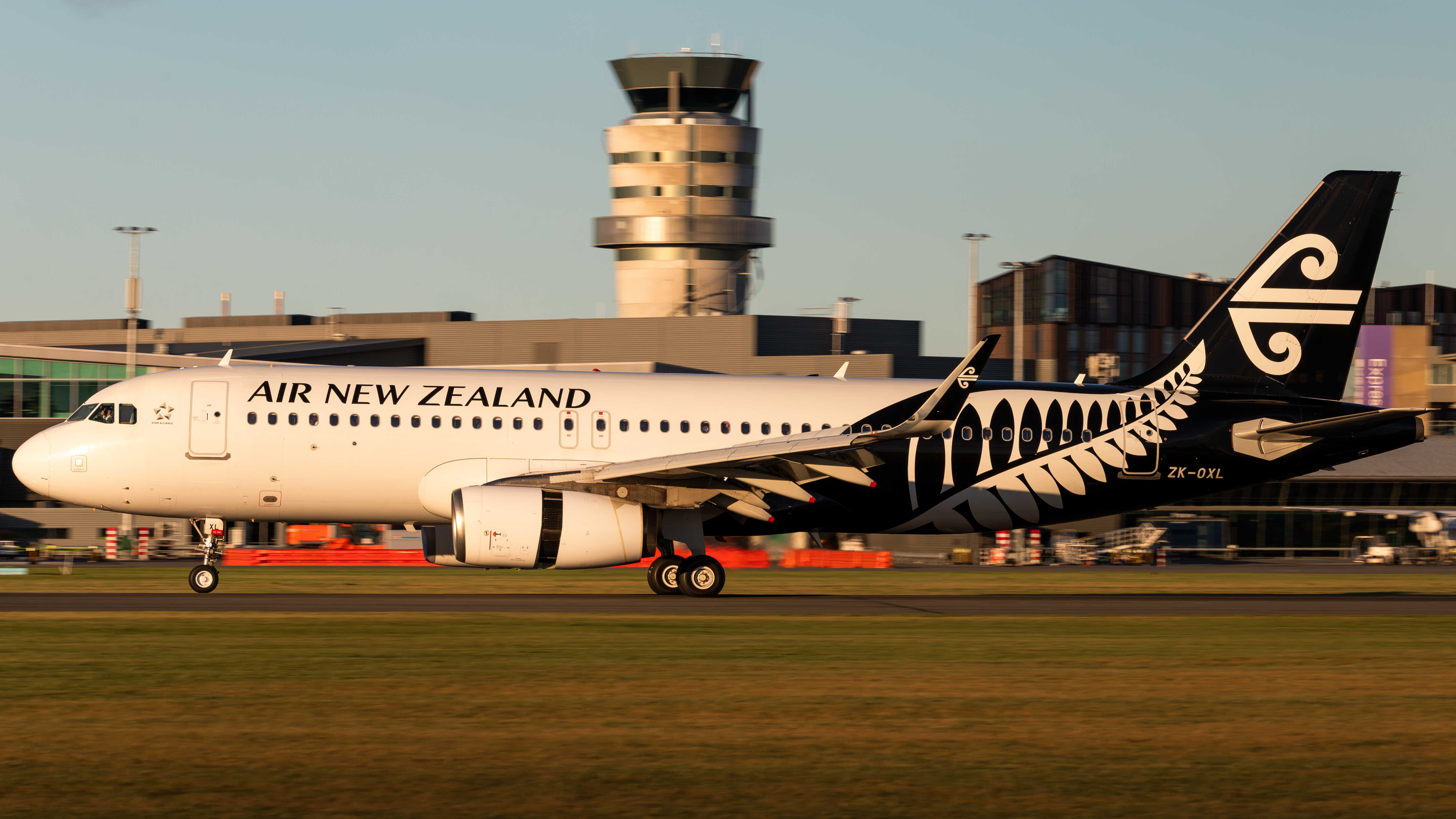 Full size: Air New Zealand Airbus A320 ZK-OXL at Christchurch International Airport