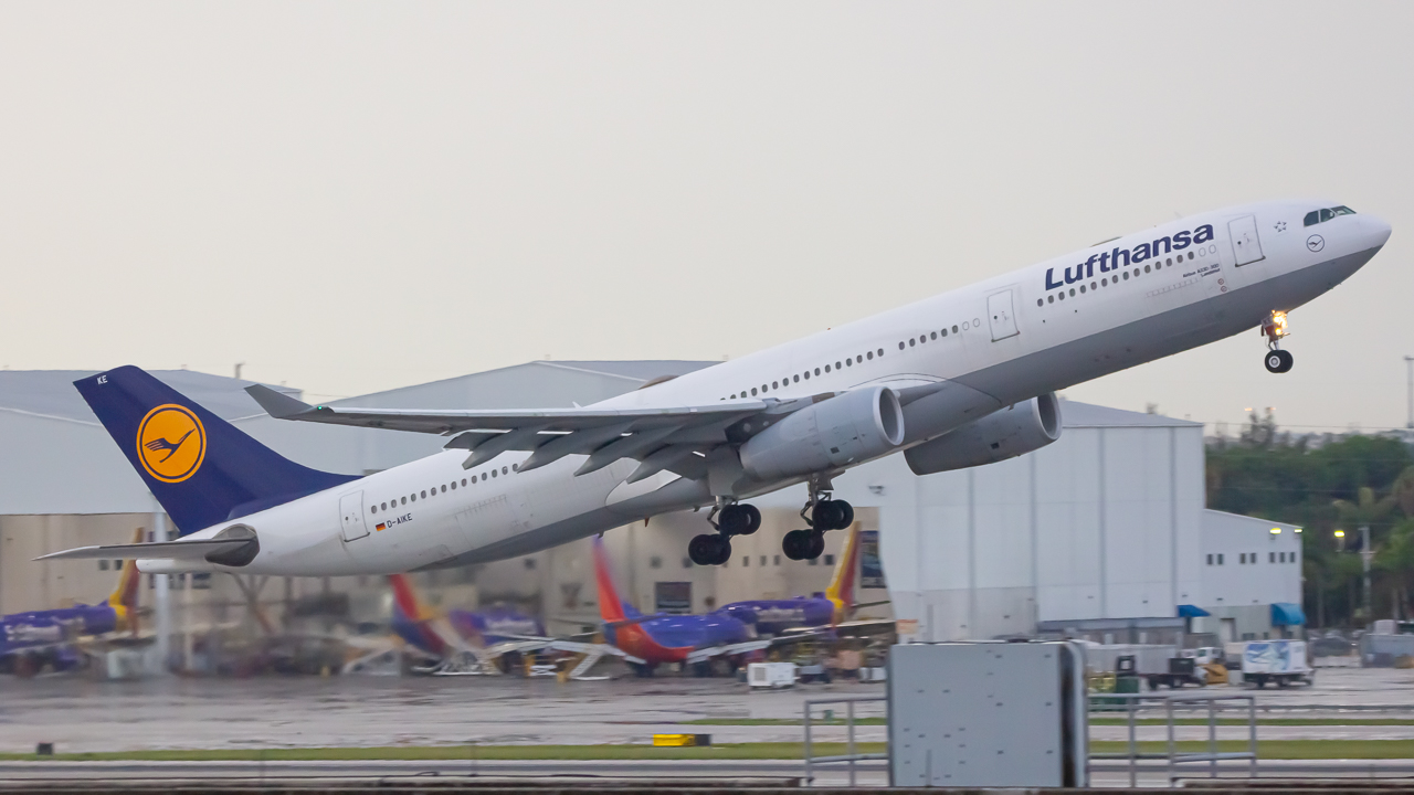 Full size: Lufthansa Airbus A330-300 D-AIKE at Miami International Airport