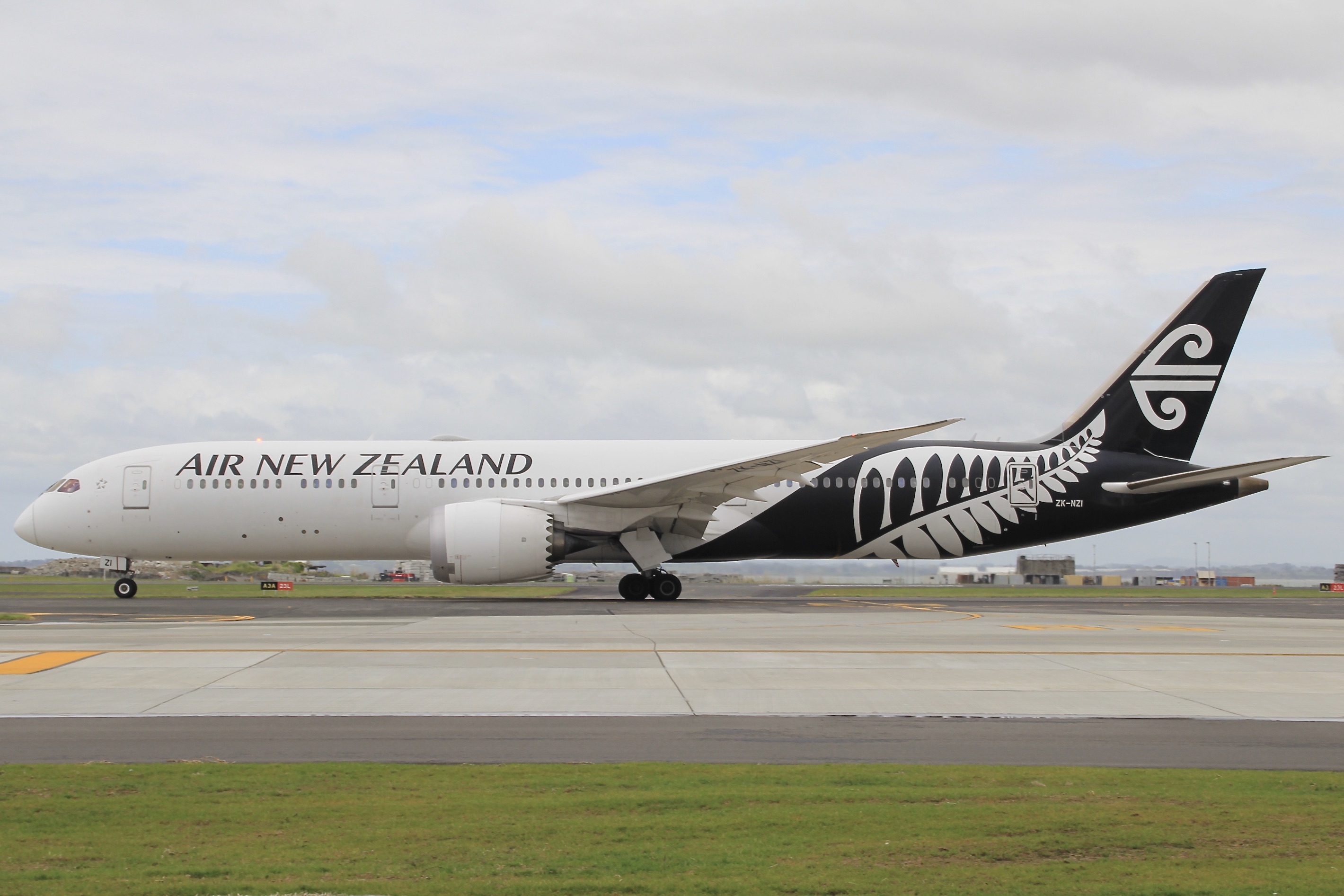 Full size: Air New Zealand Boeing 787-9 ZK-NZI at Auckland International Airport