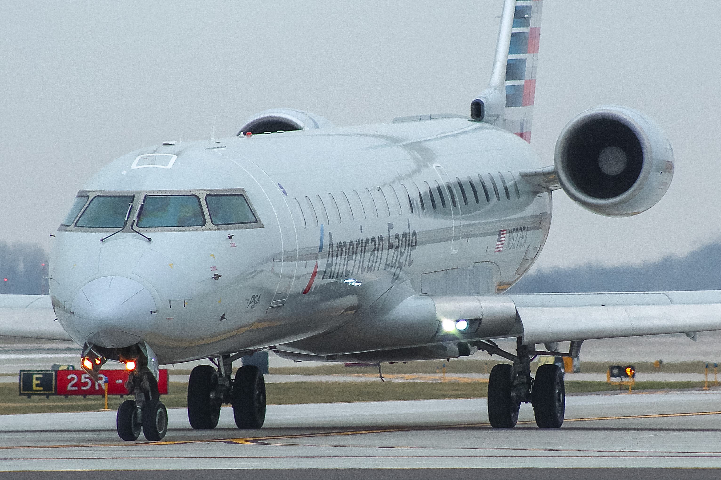 Full size: American Airlines Mitsubishi CRJ-700 N527EA at General Mitchell International Airport
