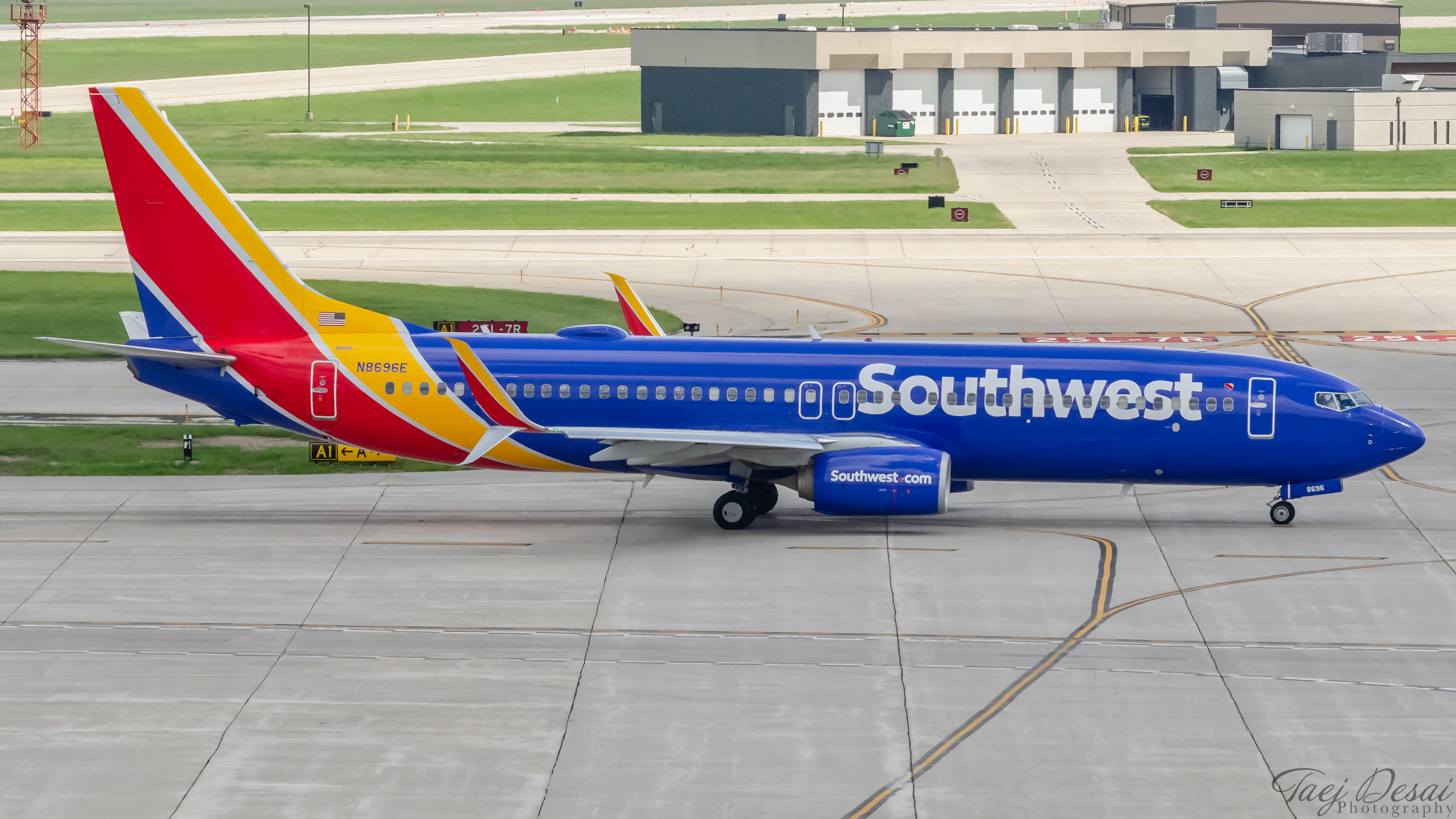 Full size: Southwest Airlines Boeing 737-800 N8696E at General Mitchell International Airport