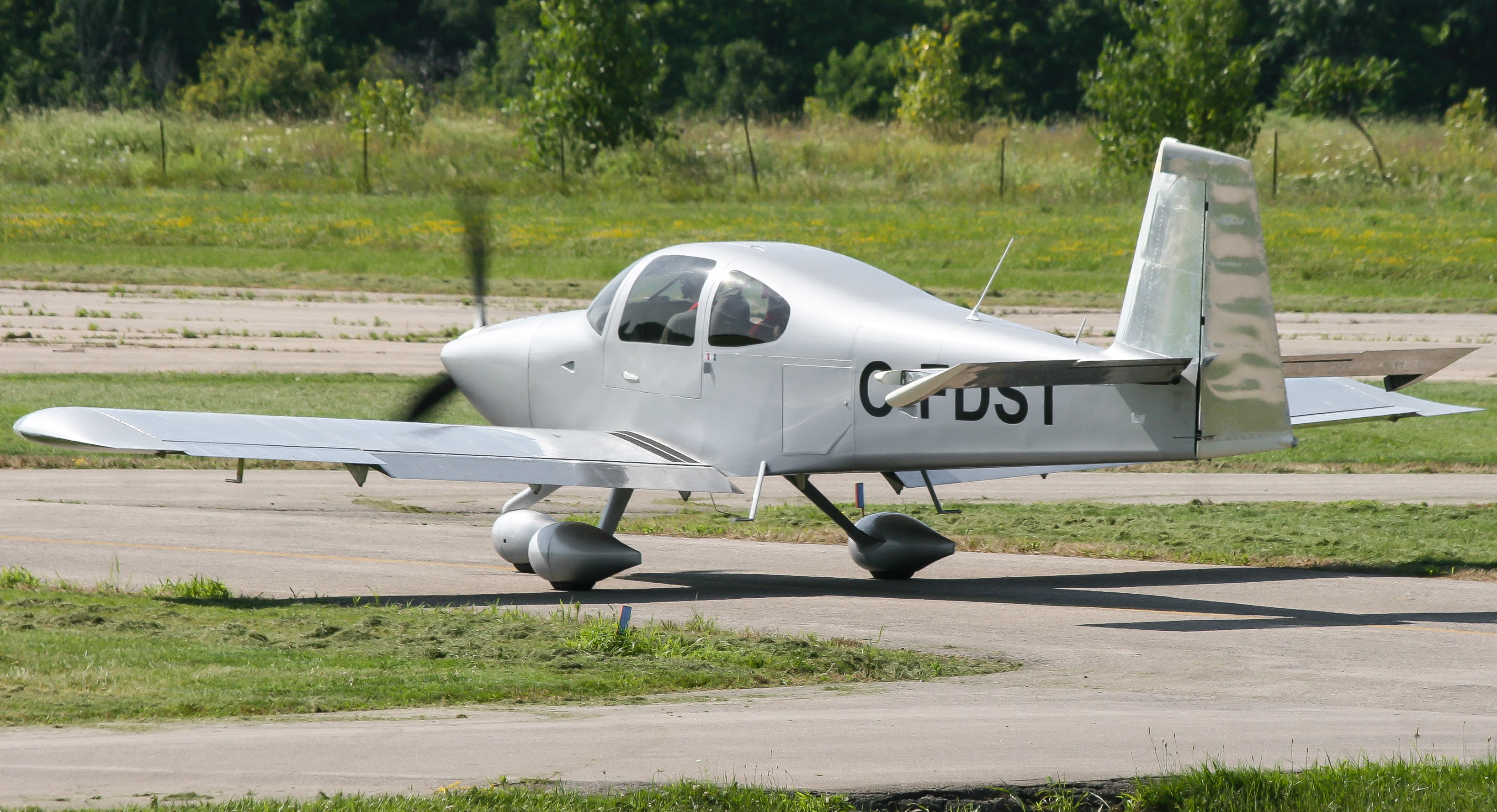 Full size: PRIVATE Vans RV-10 C-FDST  at 