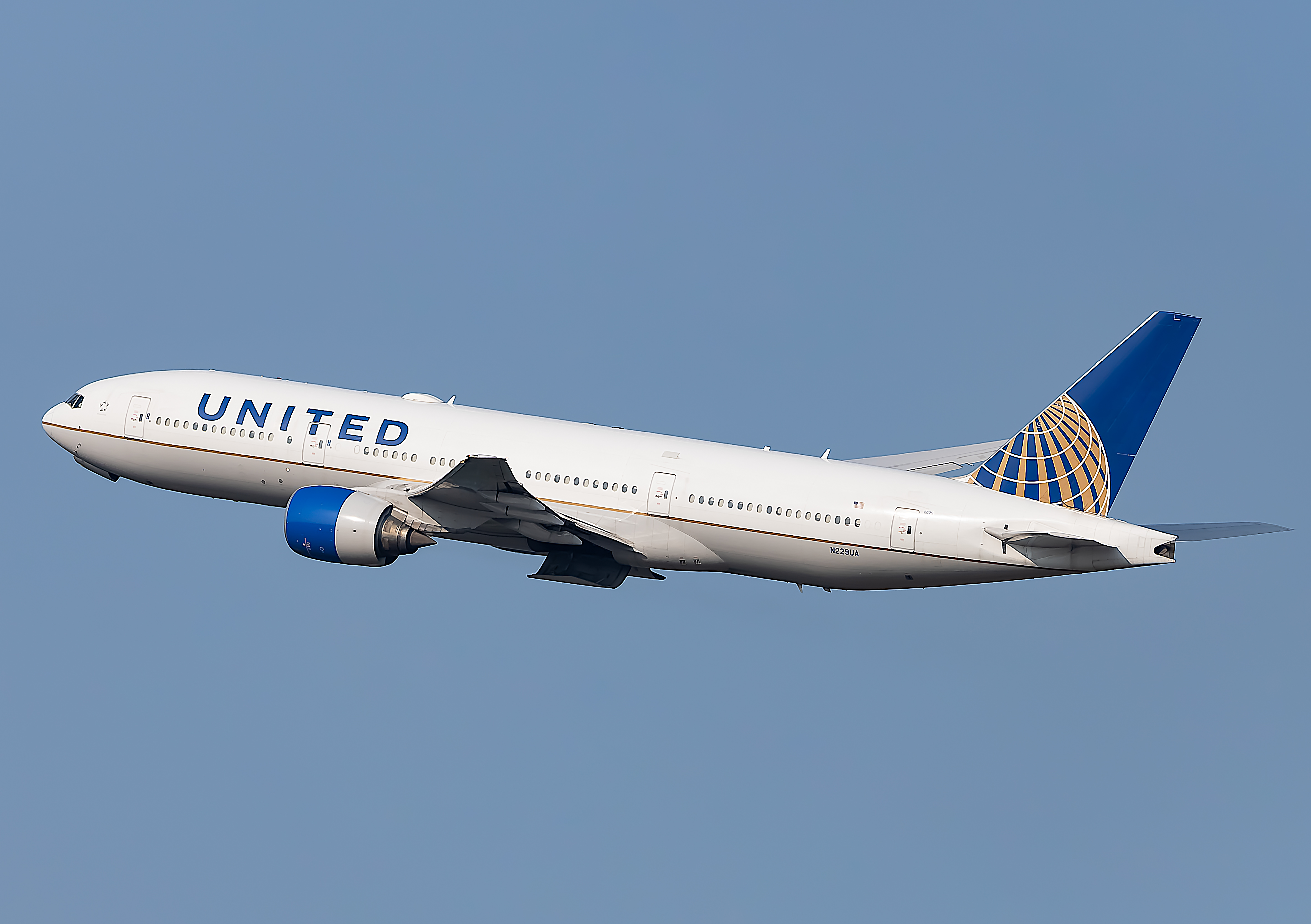 Full size: United Airlines Boeing 777-200 N229UA at Washington Dulles International Airport
