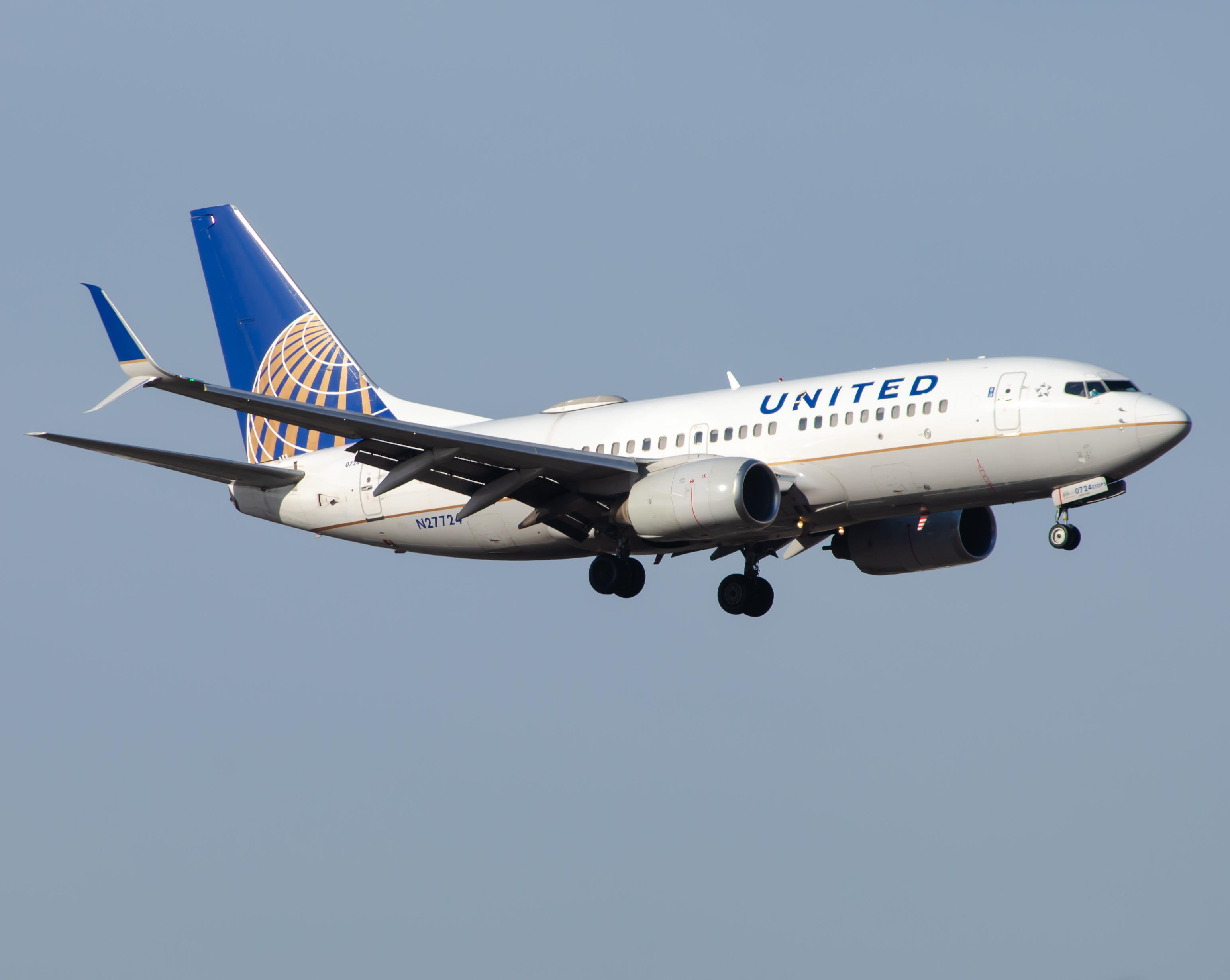 Full size: United Airlines Boeing 737-700 N27724 at Newark Liberty International Airport