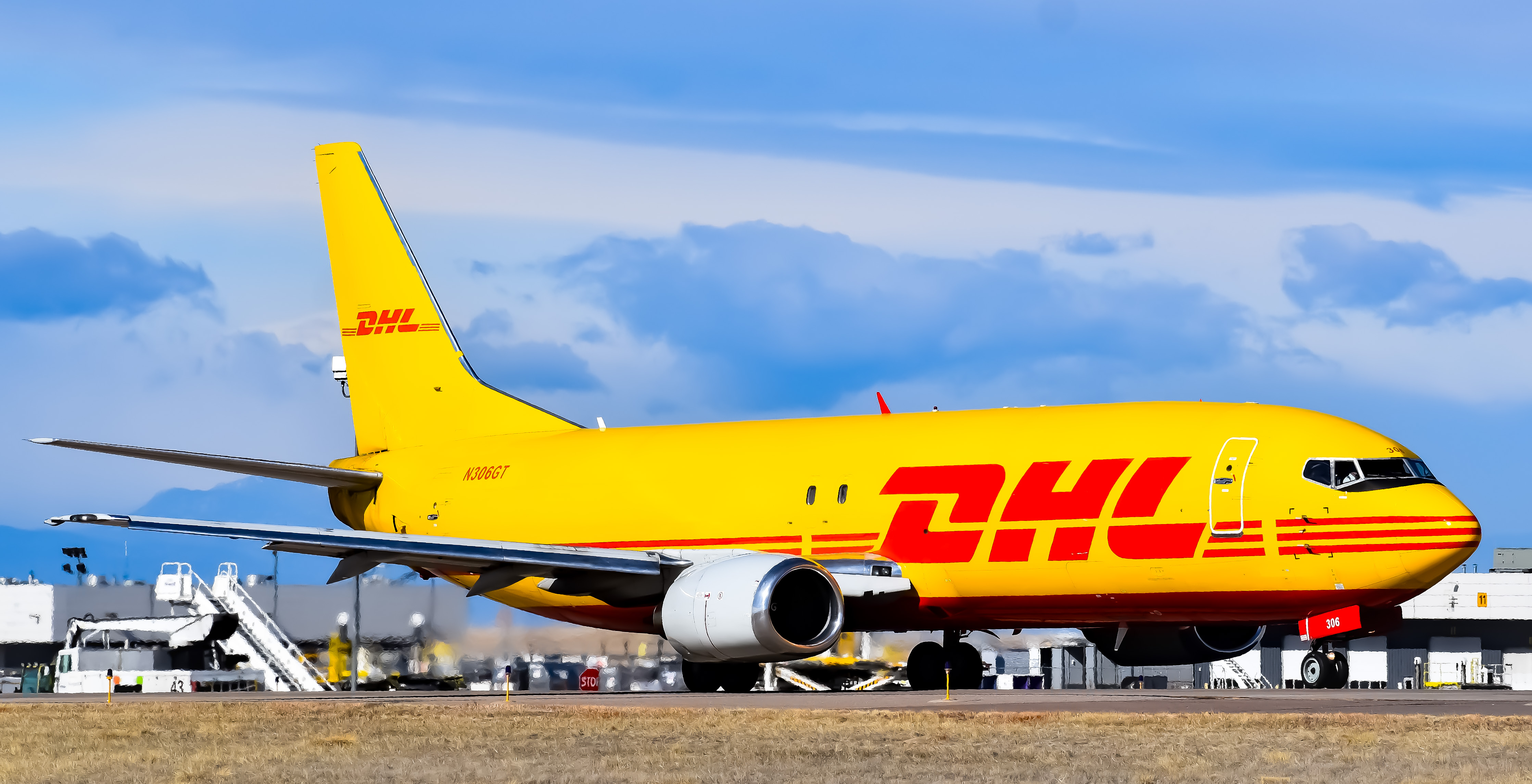 Full size: DHL Boeing 737-400 N307GT at Denver International Airport