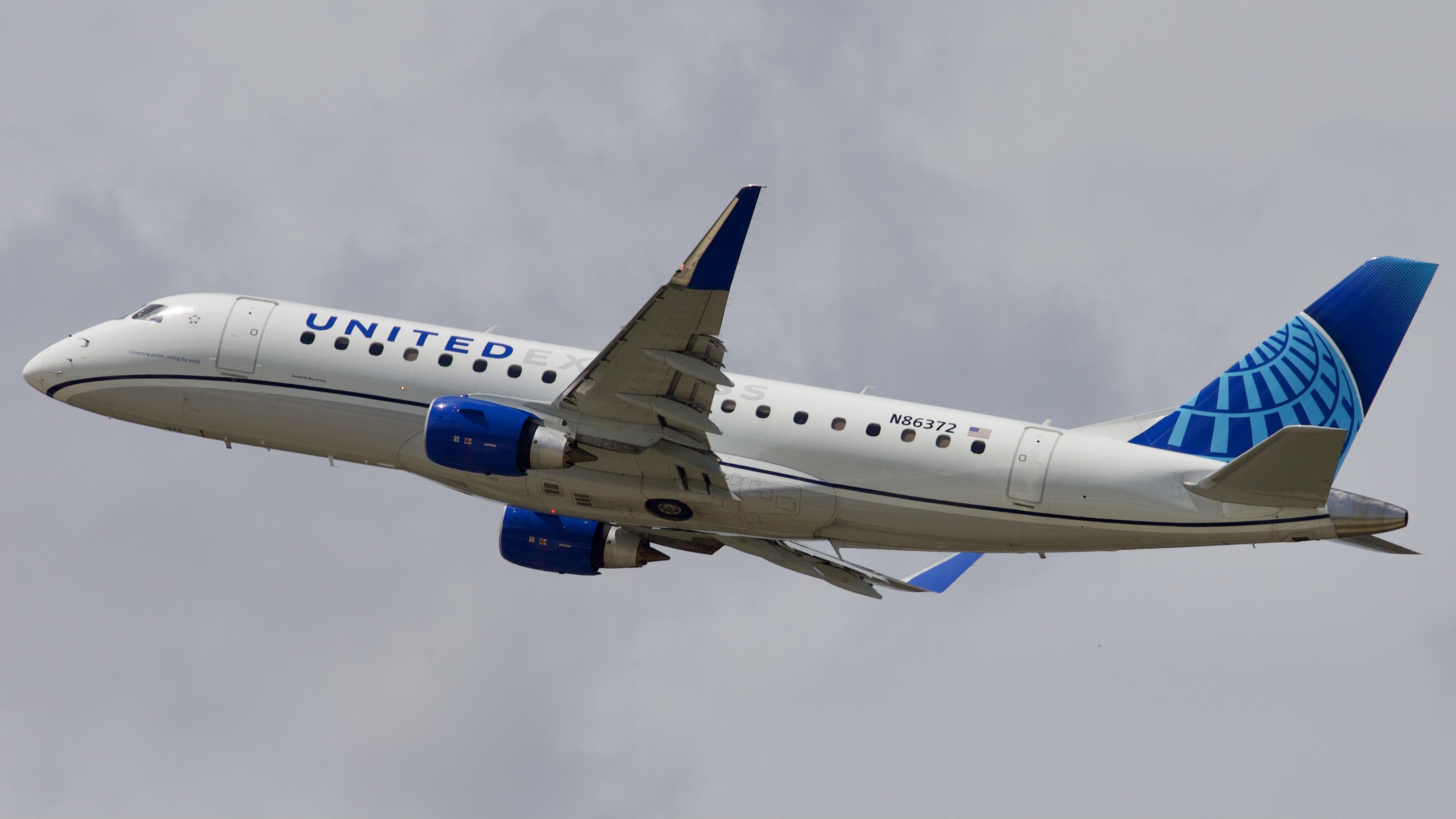 Full size: United Express Embraer E175 N86372 at Houston-George Bush Intercontinental Airport