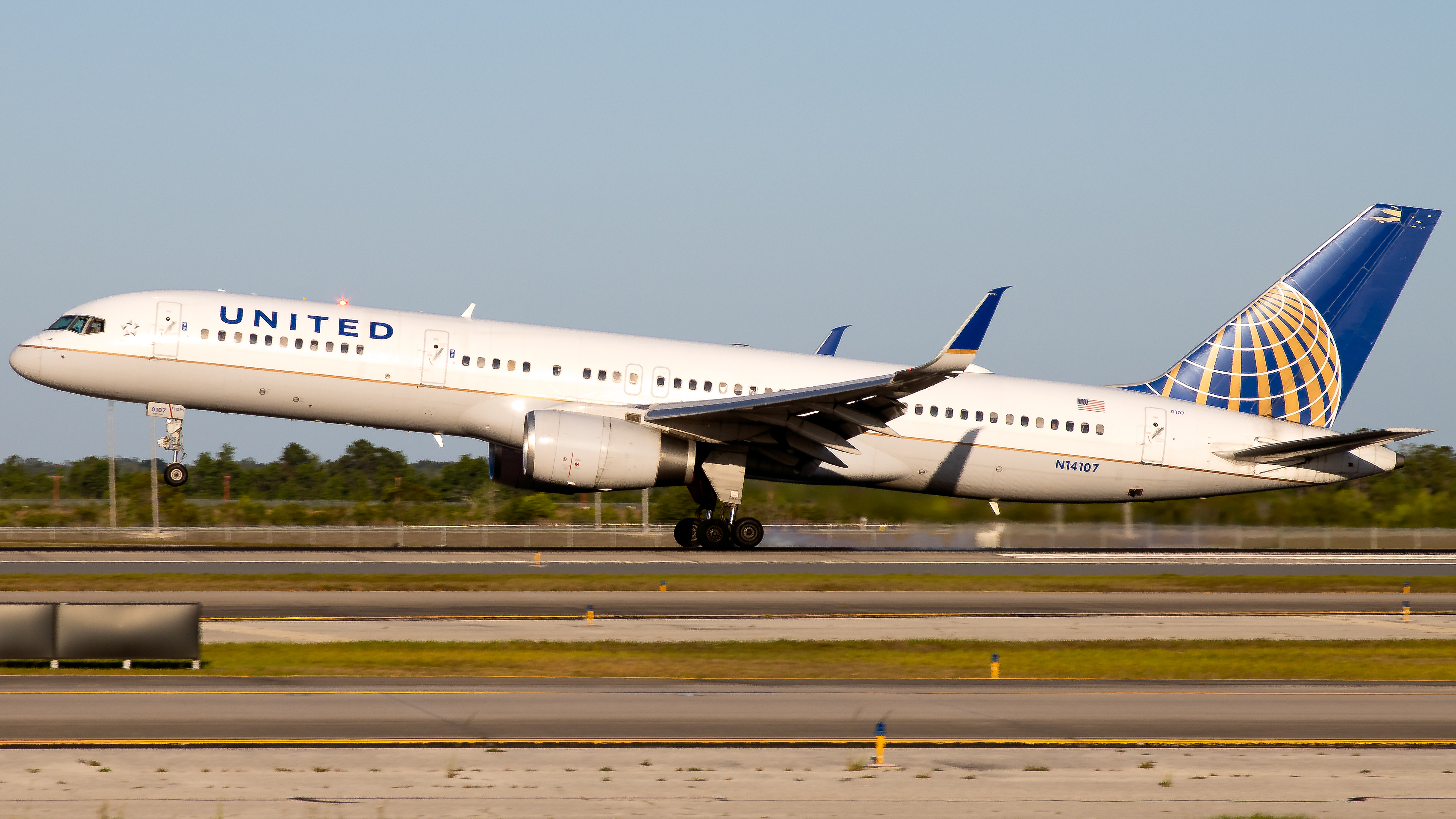 Full size: United Airlines Boeing 757-200 N14107 at Orlando International Airport