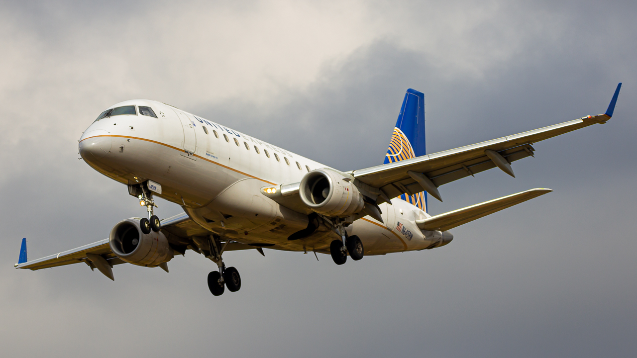 Full size: United Express Embraer E170 N645RW at John Glenn Columbus International Airport