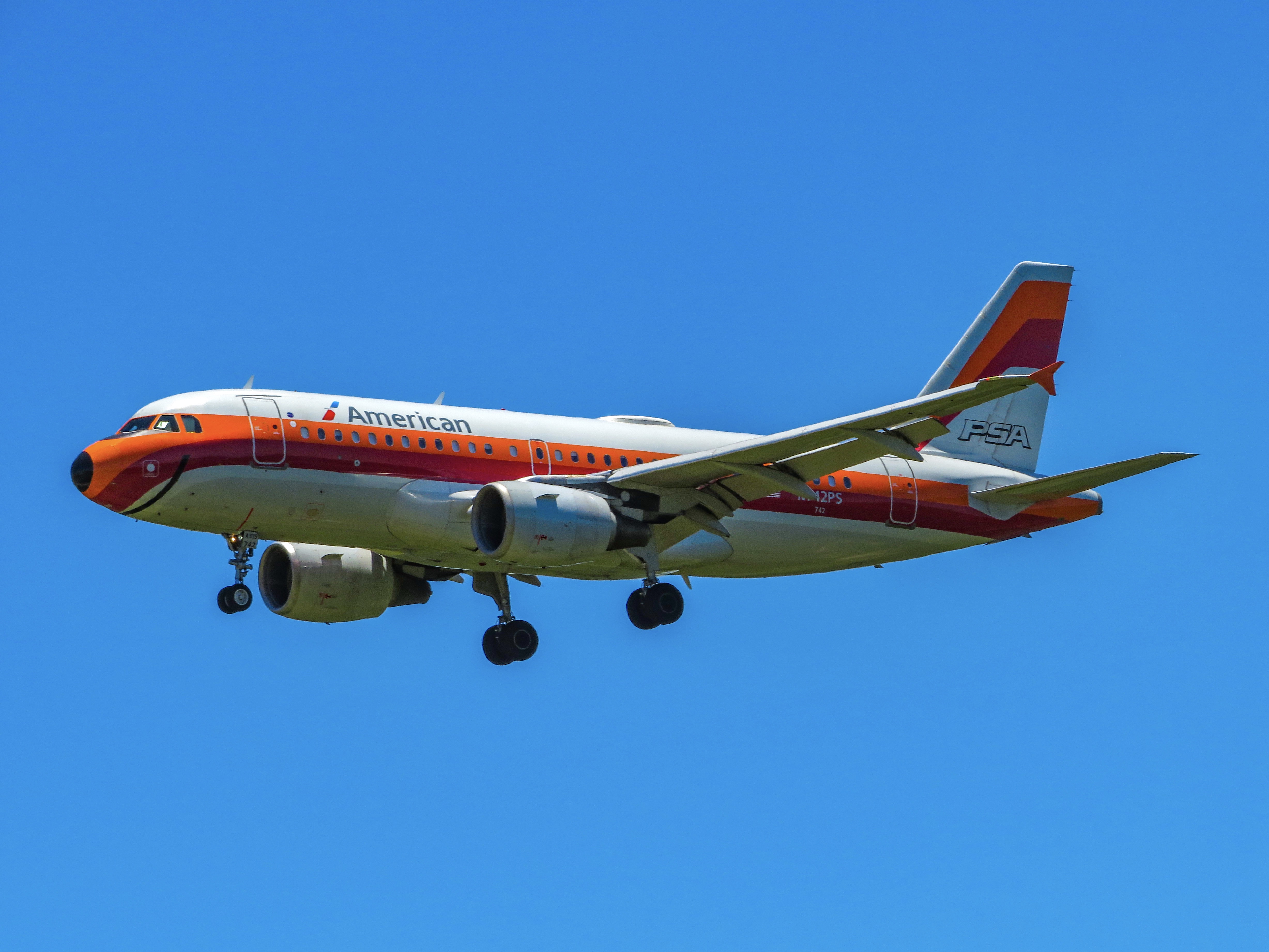 Full size: American Airlines Airbus A319 N742PS at Austin-Bergstrom International Airport