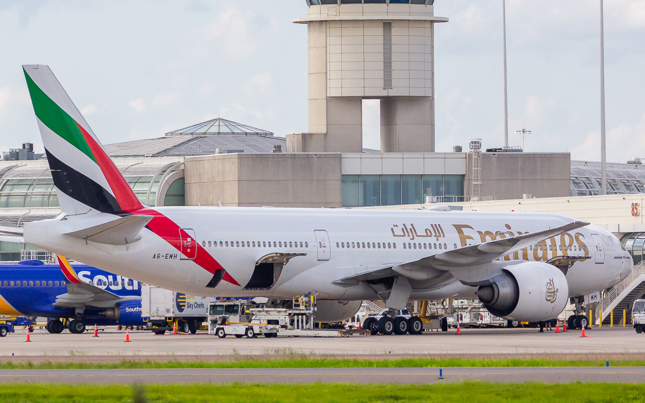 Full size: Emirates Boeing 777-200LR A6-EWH at Orlando International Airport